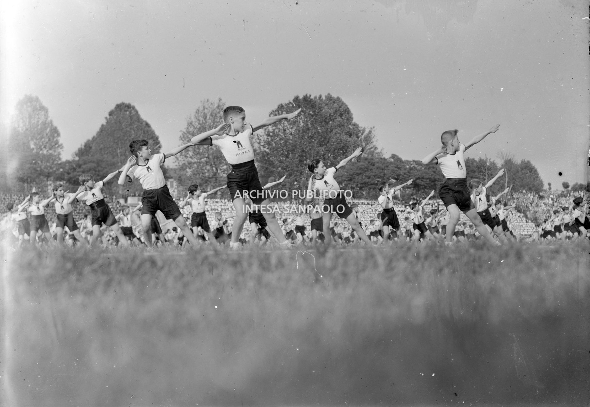 Ragazzi della Gioventù Italiana del Littorio (GIL) si esibiscono in un saggio ginnico all'Arena di Milano