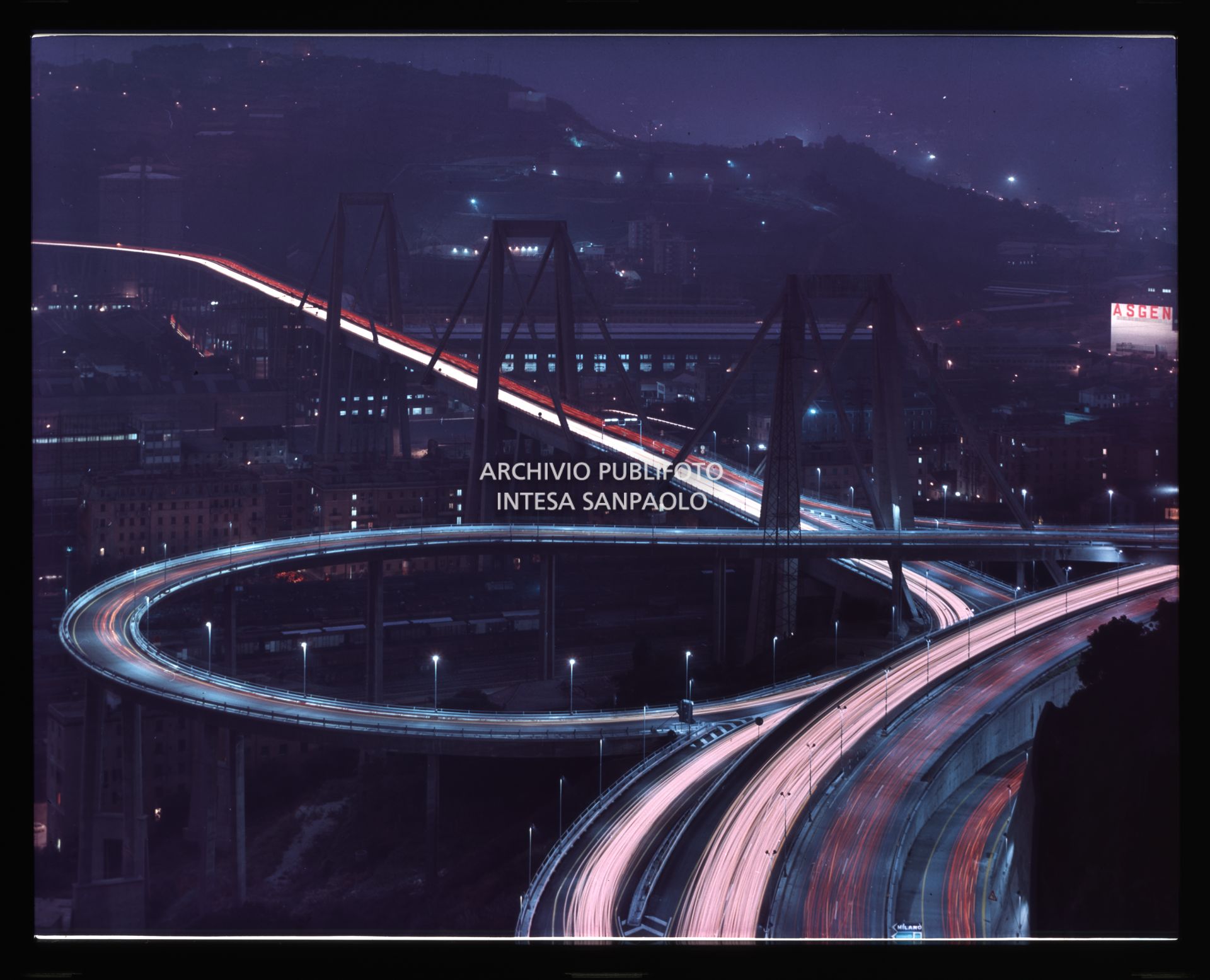 Ripresa notturna del viadotto sul Polcevera, autostrada Genova-Savona