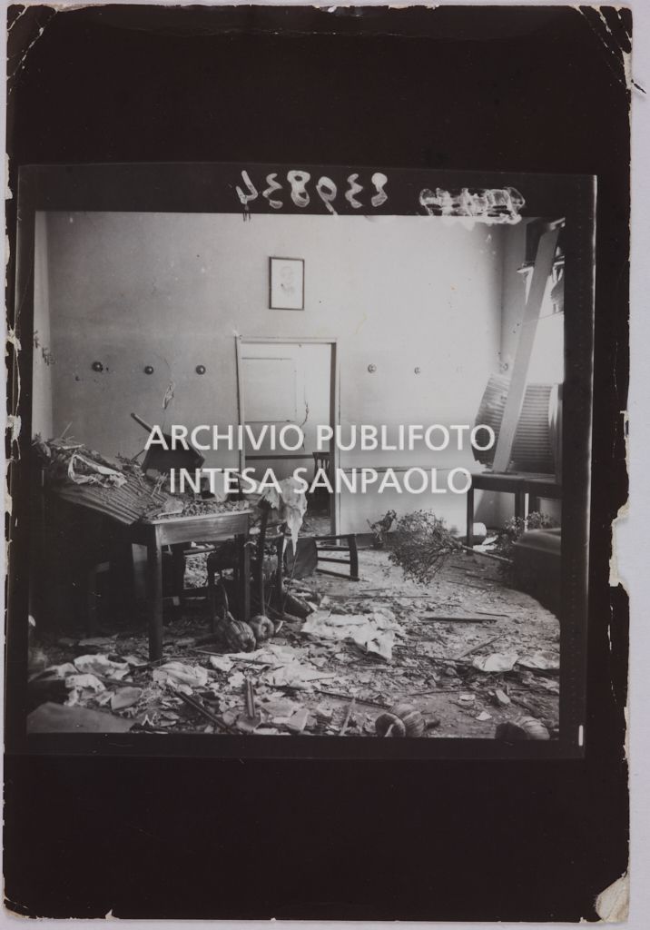 Interno della Trattoria Firenze, in via Settala, danneggiata dai bombardamenti