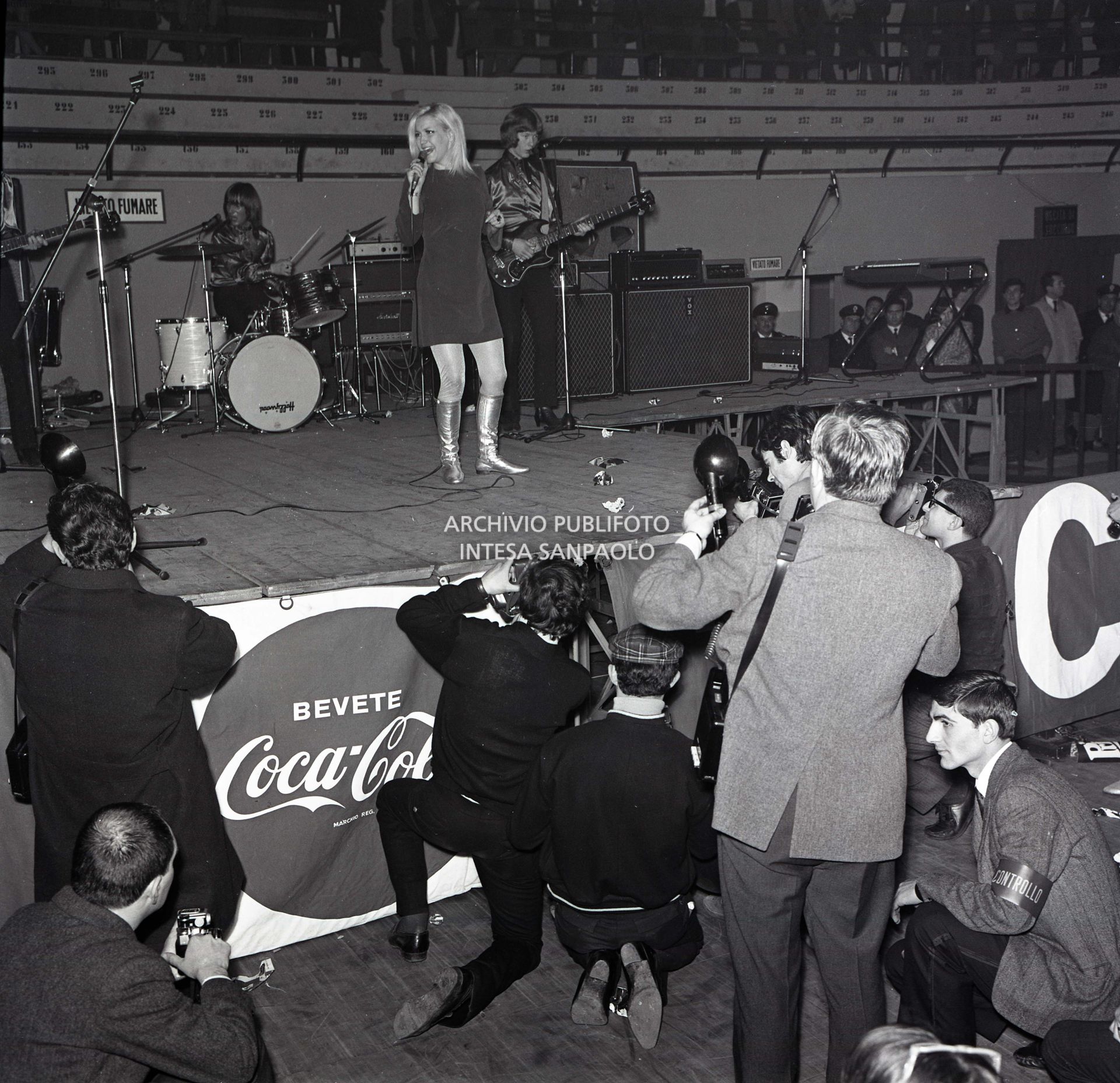 Patty Pravo si esibisce al Beat Piper Show presso il Palalido di Milano