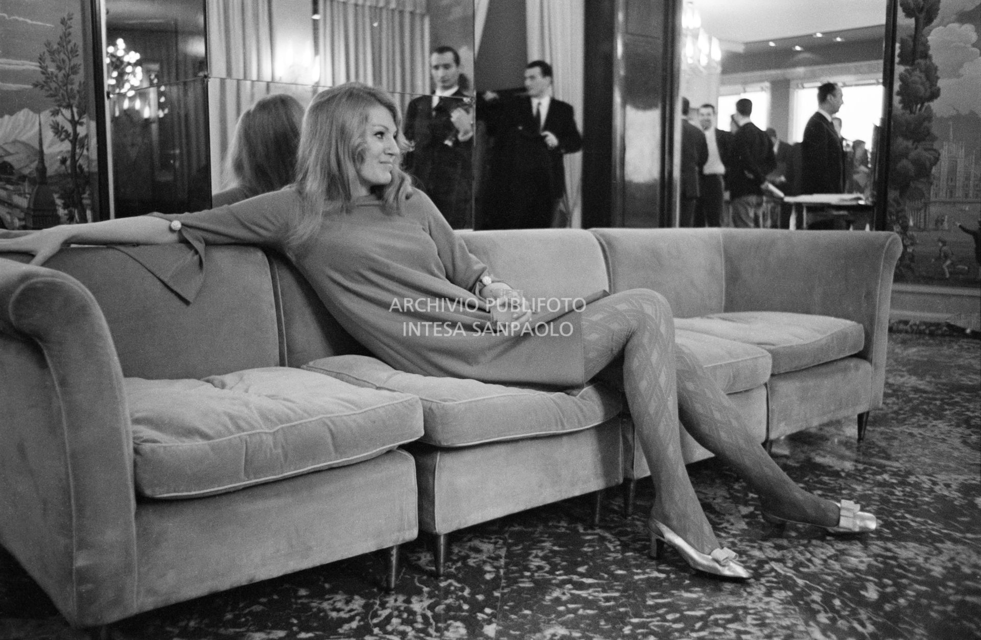Anna German in posa su un divano alla Terrazza Martini di Milano<br>727363/10