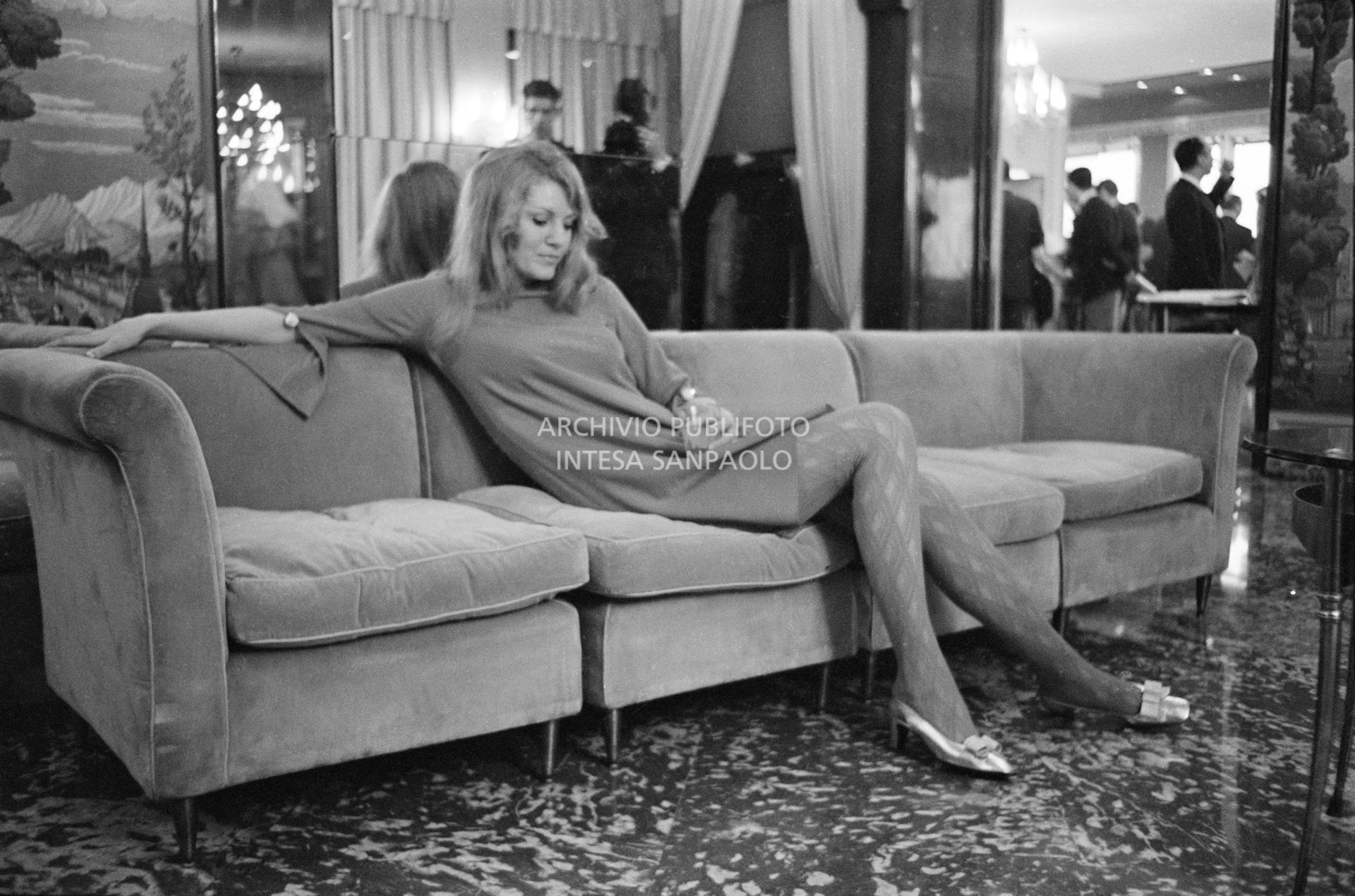 Anna German in posa su un divano alla Terrazza Martini di Milano<br>727363/11