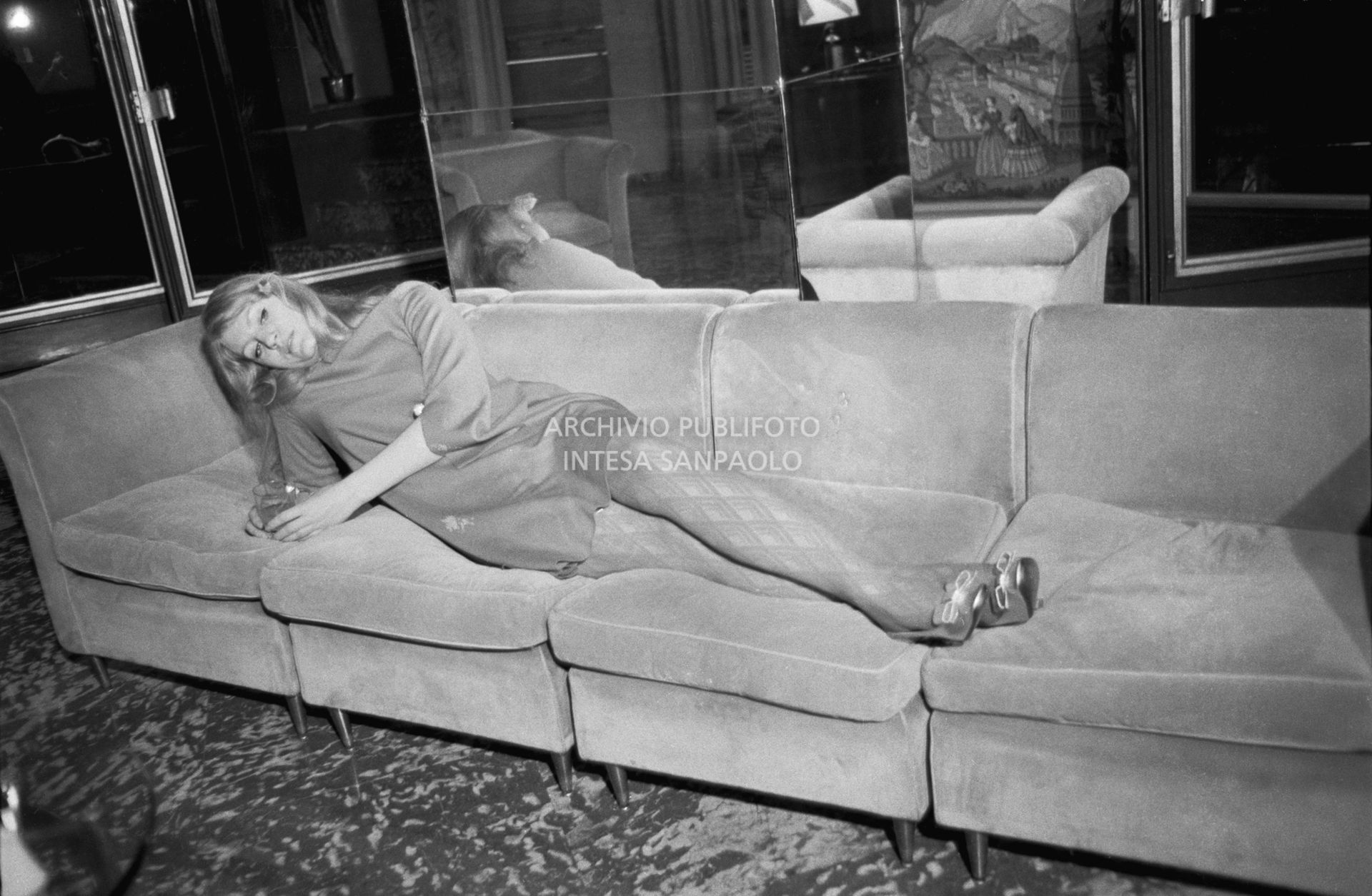 Anna German in posa su un divano alla Terrazza Martini di Milano<br>727363/18