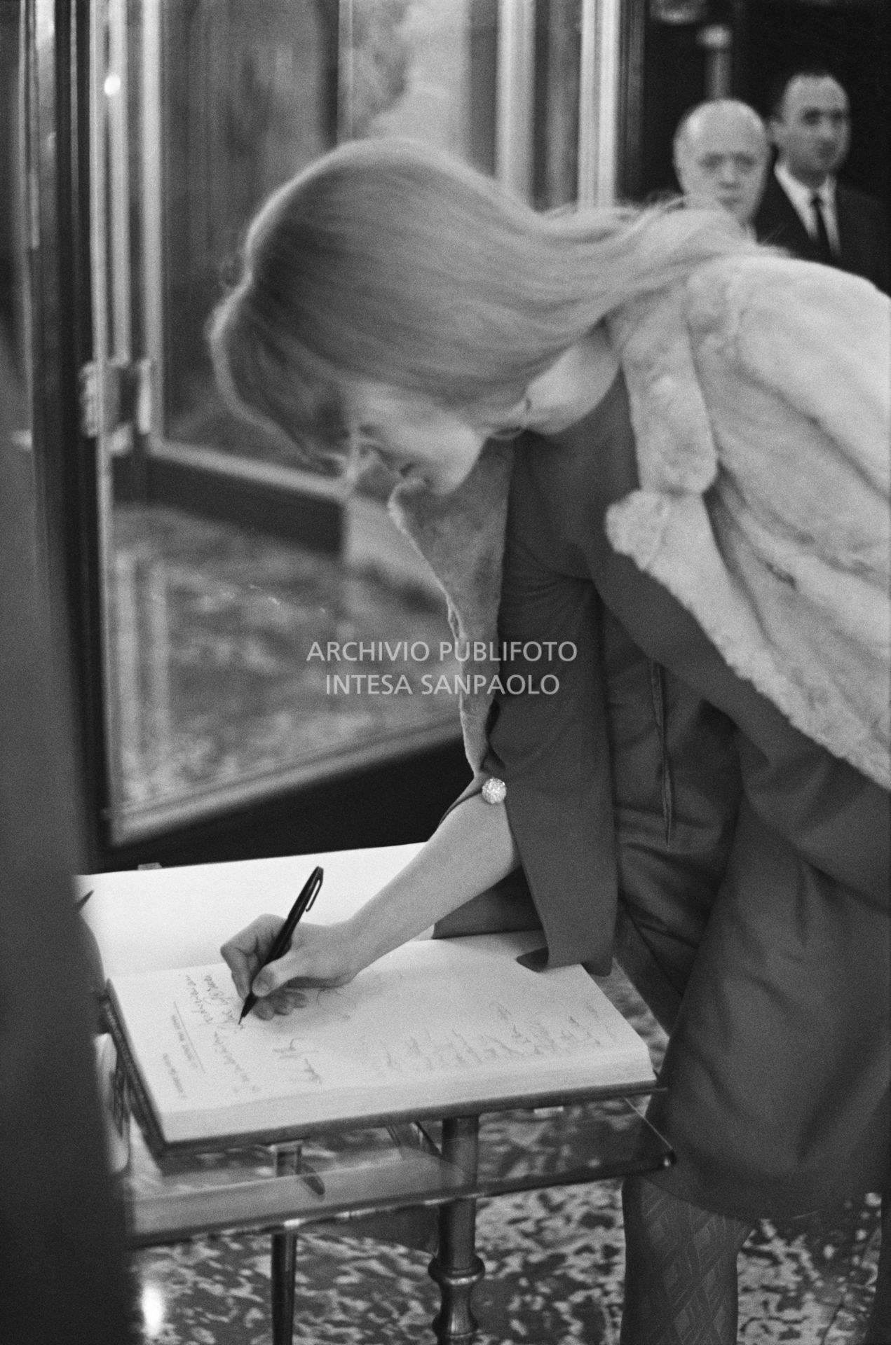 Anna German alla Terrazza Martini di Milano firma il libro degli ospiti<br>727363/25