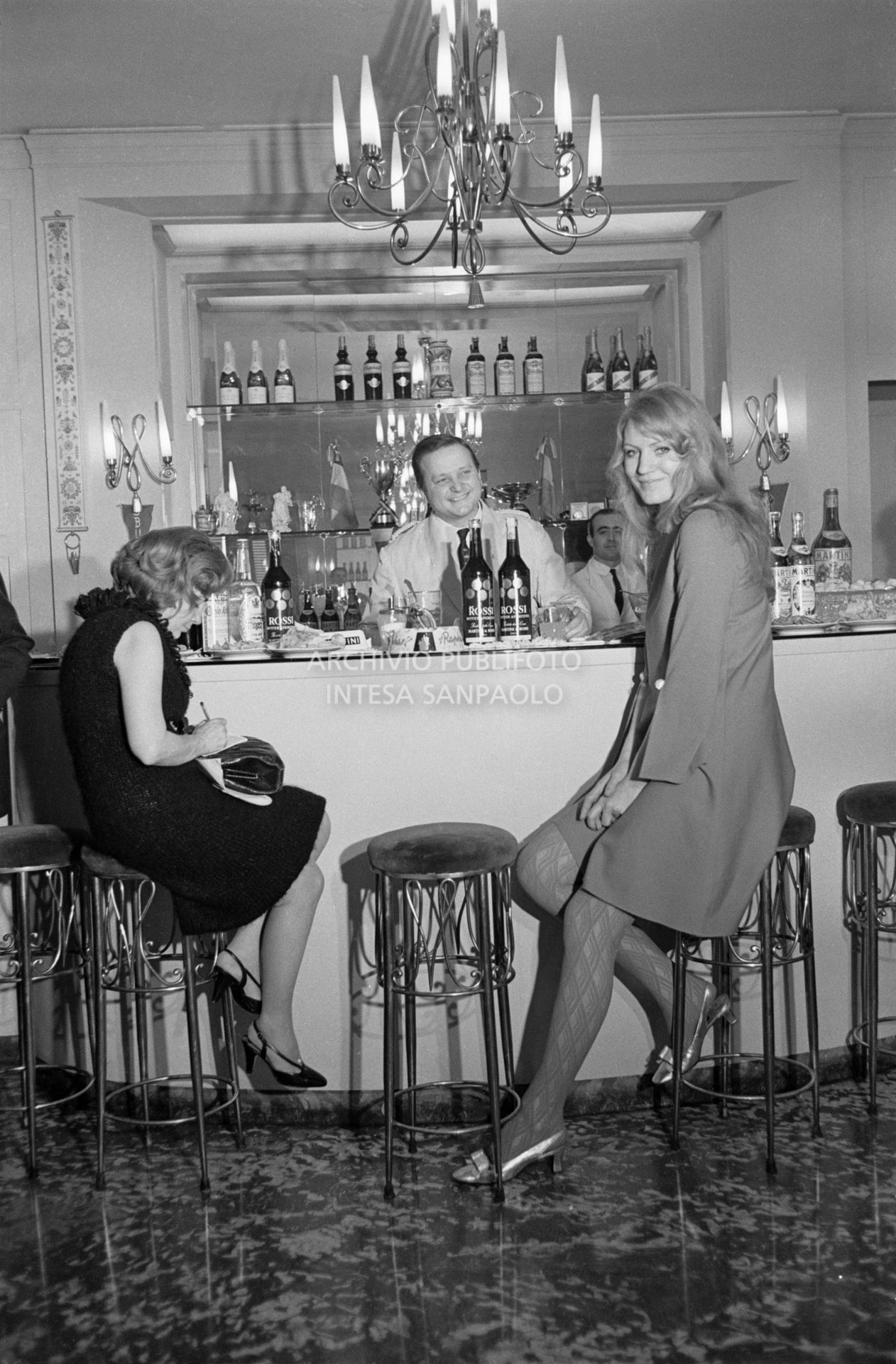 Anna German seduta su uno sgabello al bancone del bar della Terrazza Martini di Milano<br>727363/30