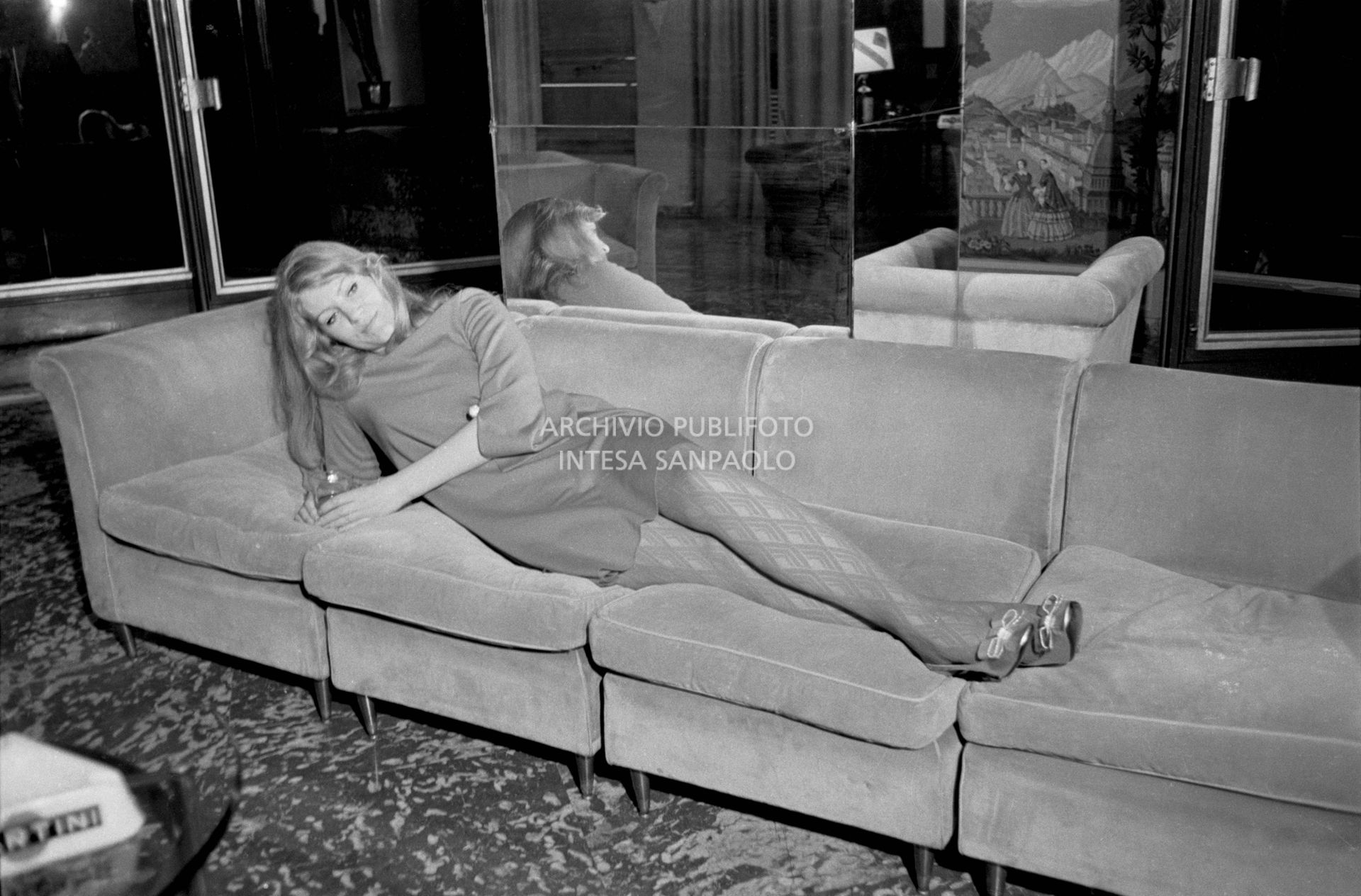 Anna German in posa su un divano alla Terrazza Martini di Milano<br>727363/31