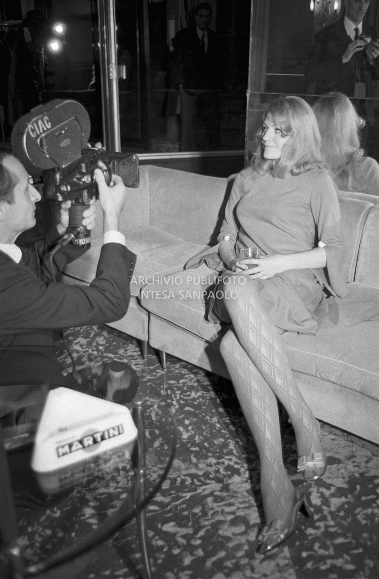 Anna German alla Terrazza Martini di Milano ripresa da un cineoperatore di Caleidoscopio CIAC (Compagnia Italiana Attualità Cinematografiche)<br>727363/41