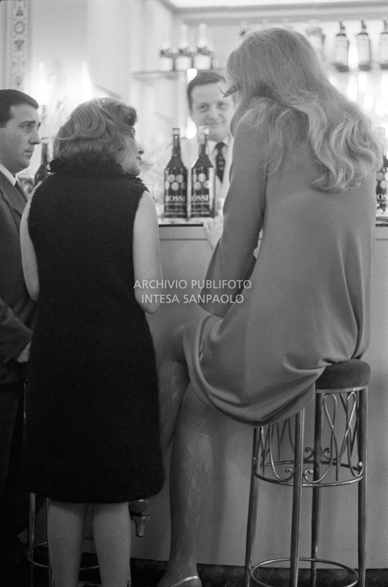 Anna German seduta su uno sgabello al bancone del bar della Terrazza Martini di Milano<br>727363/50