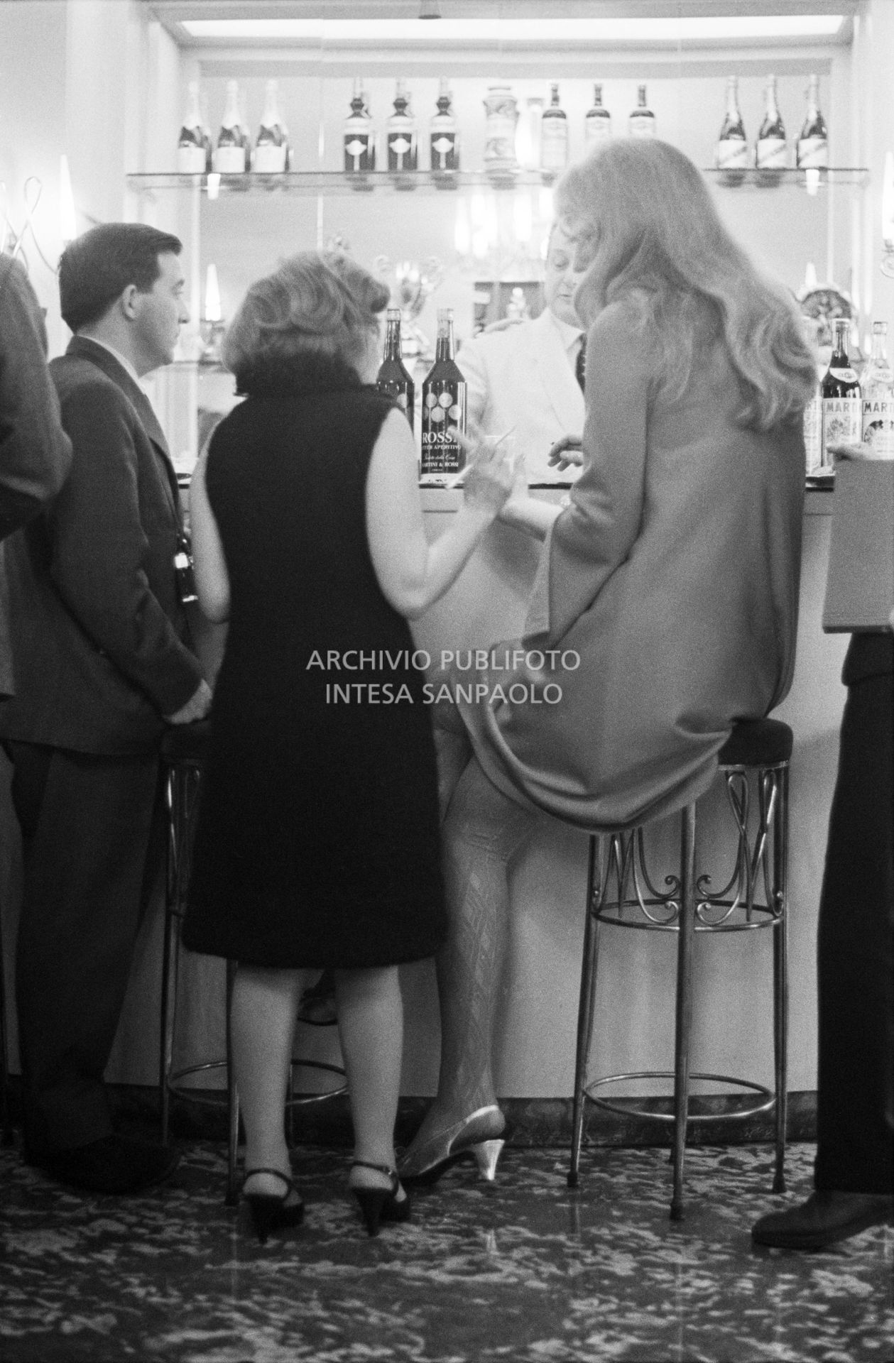 Anna German seduta su uno sgabello al bancone del bar della Terrazza Martini di Milano<br>727363/51