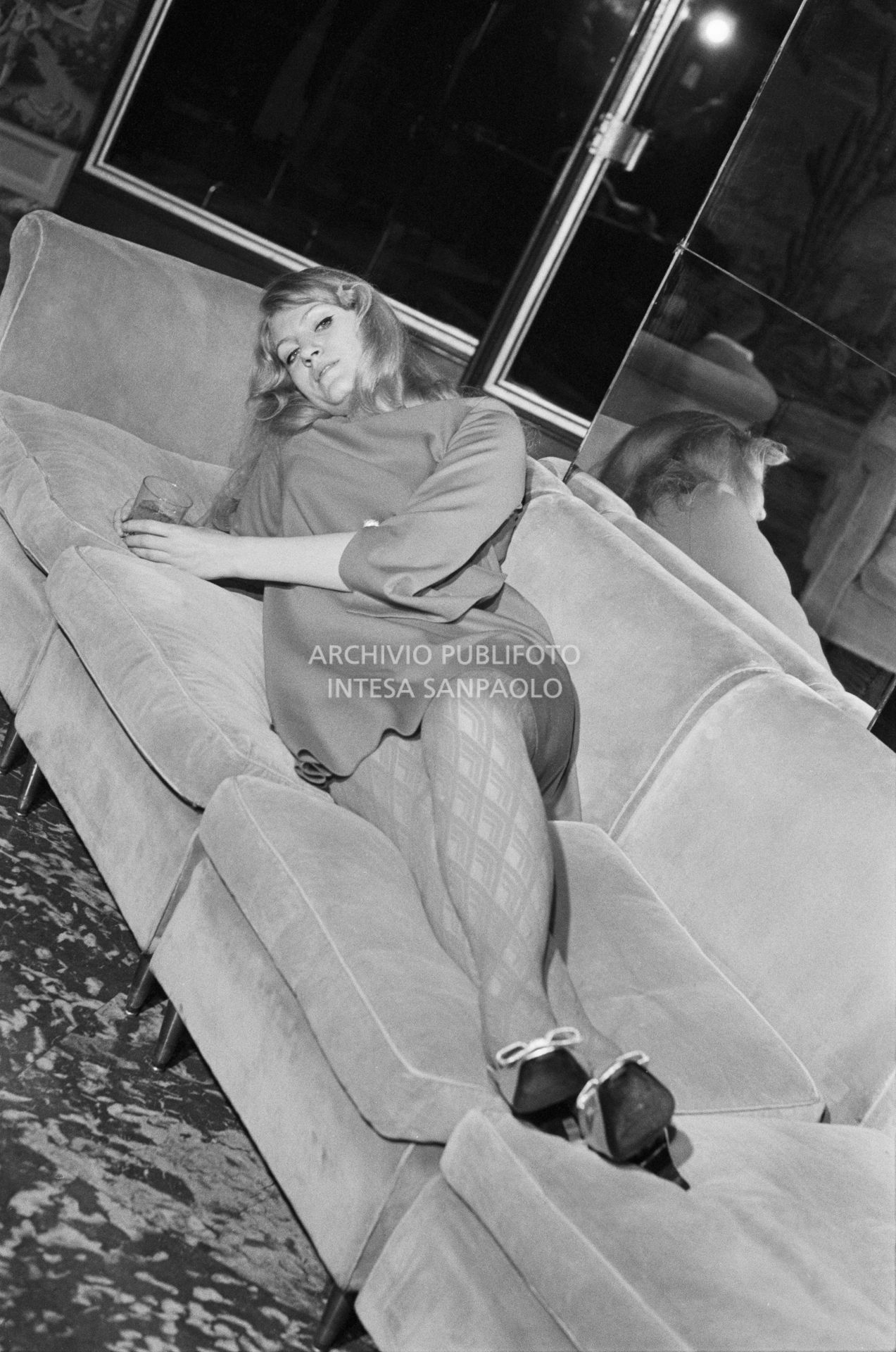 Anna German in posa su un divano alla Terrazza Martini di Milano<br>727363/52
