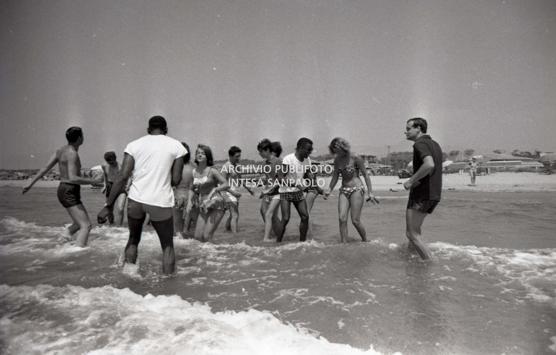 Giovani ballano in mare a Viareggio