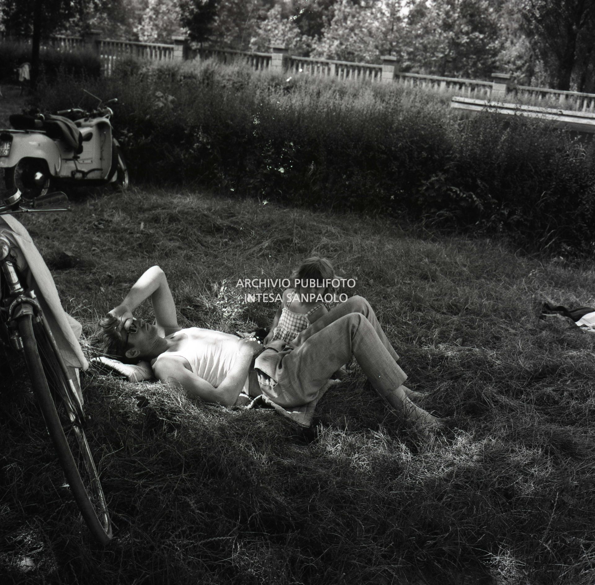 Bagnanti frequentano le spiagge cittadine milanesi dell'Idroscalo e del vicino lago artificiale Malaspina