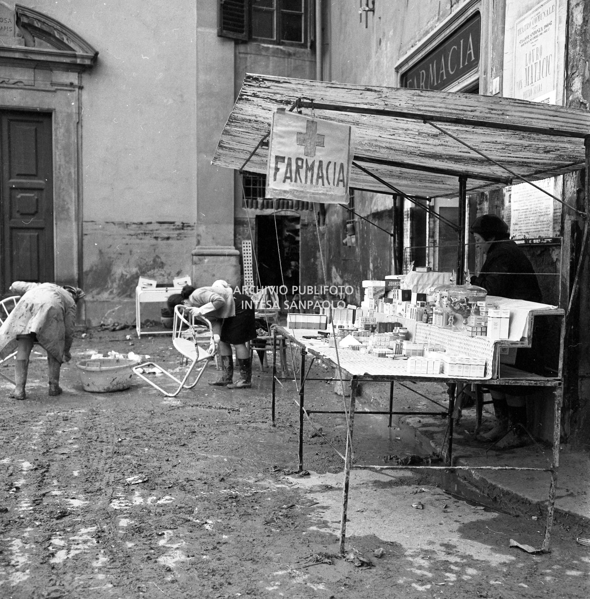 Farmacia provvisoria a Firenze dopo lo straripamento del fiume Arno