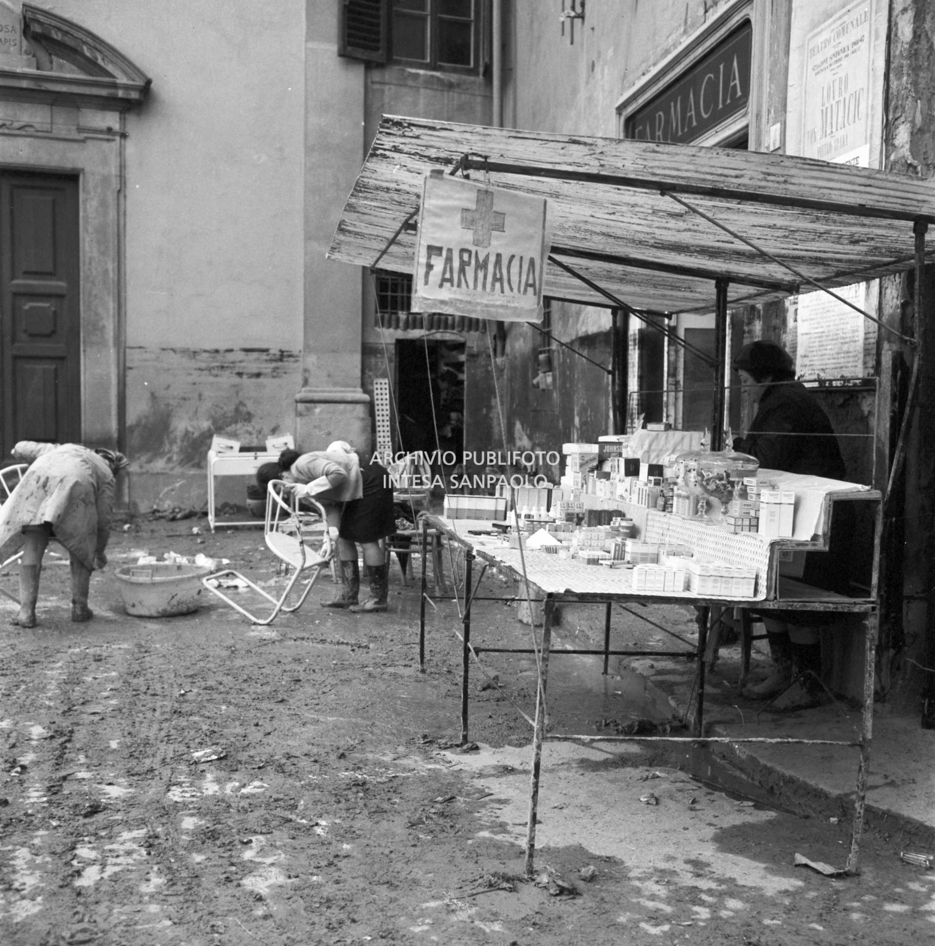 Alluvione di Firenze: una farmacia provvisoria allestita all'aperto in piazza S. Maria in Campo