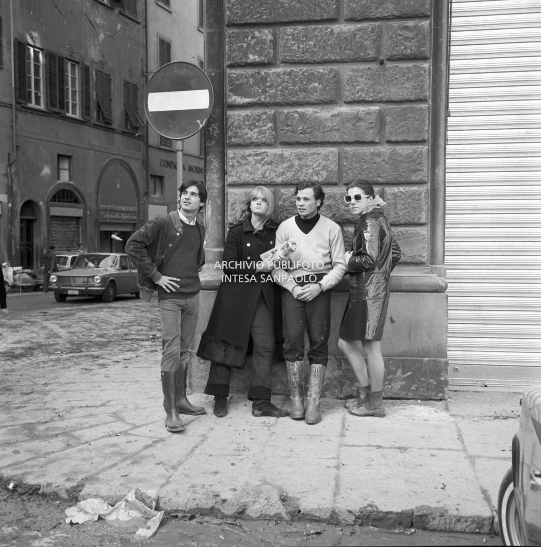 Alluvione di Firenze: giovani volontari in posa in una via della città