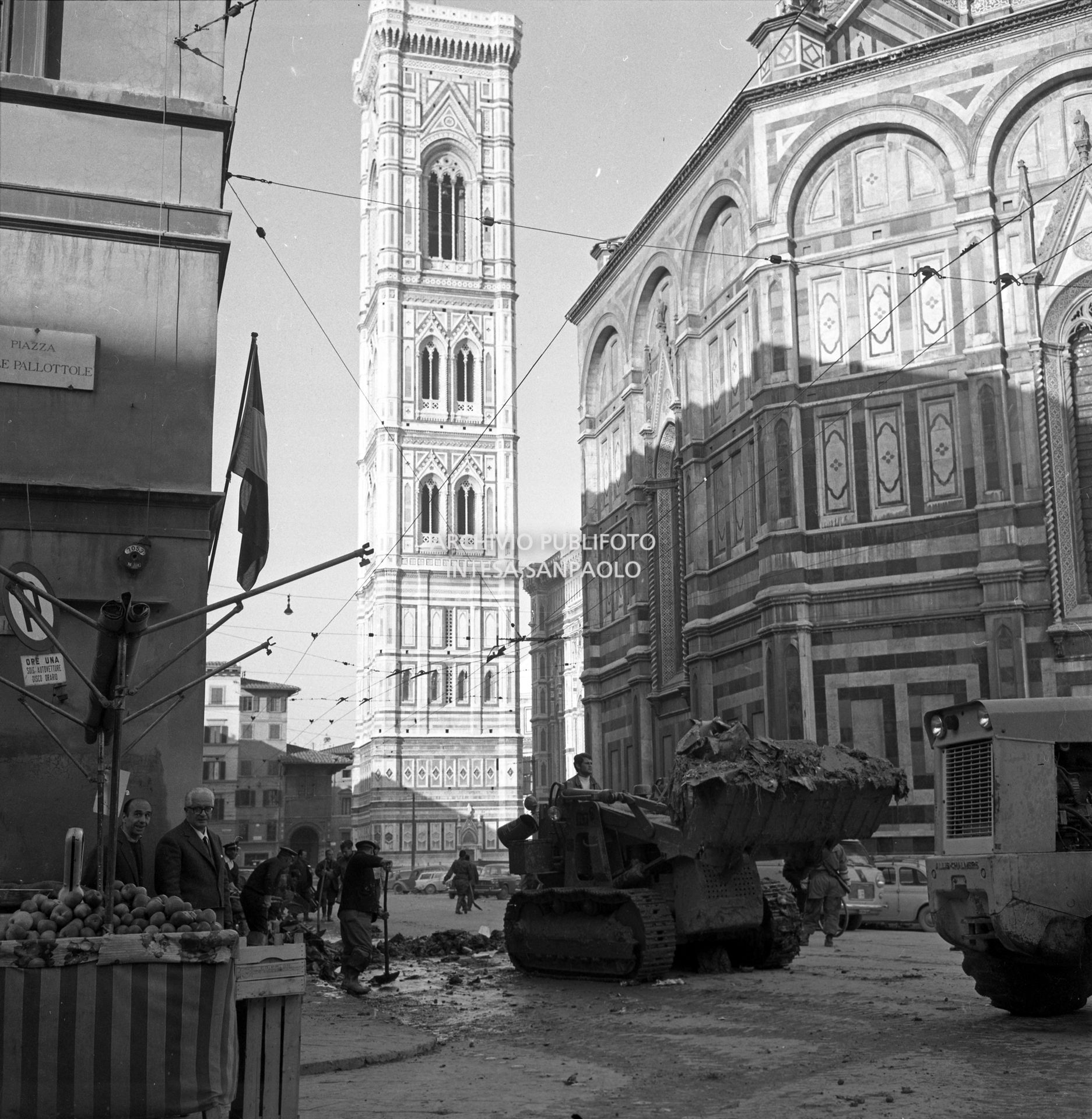 Lavori di rimozione del fango in piazza del Duomo a Firenze dopo lo straripamento del fiume Arno