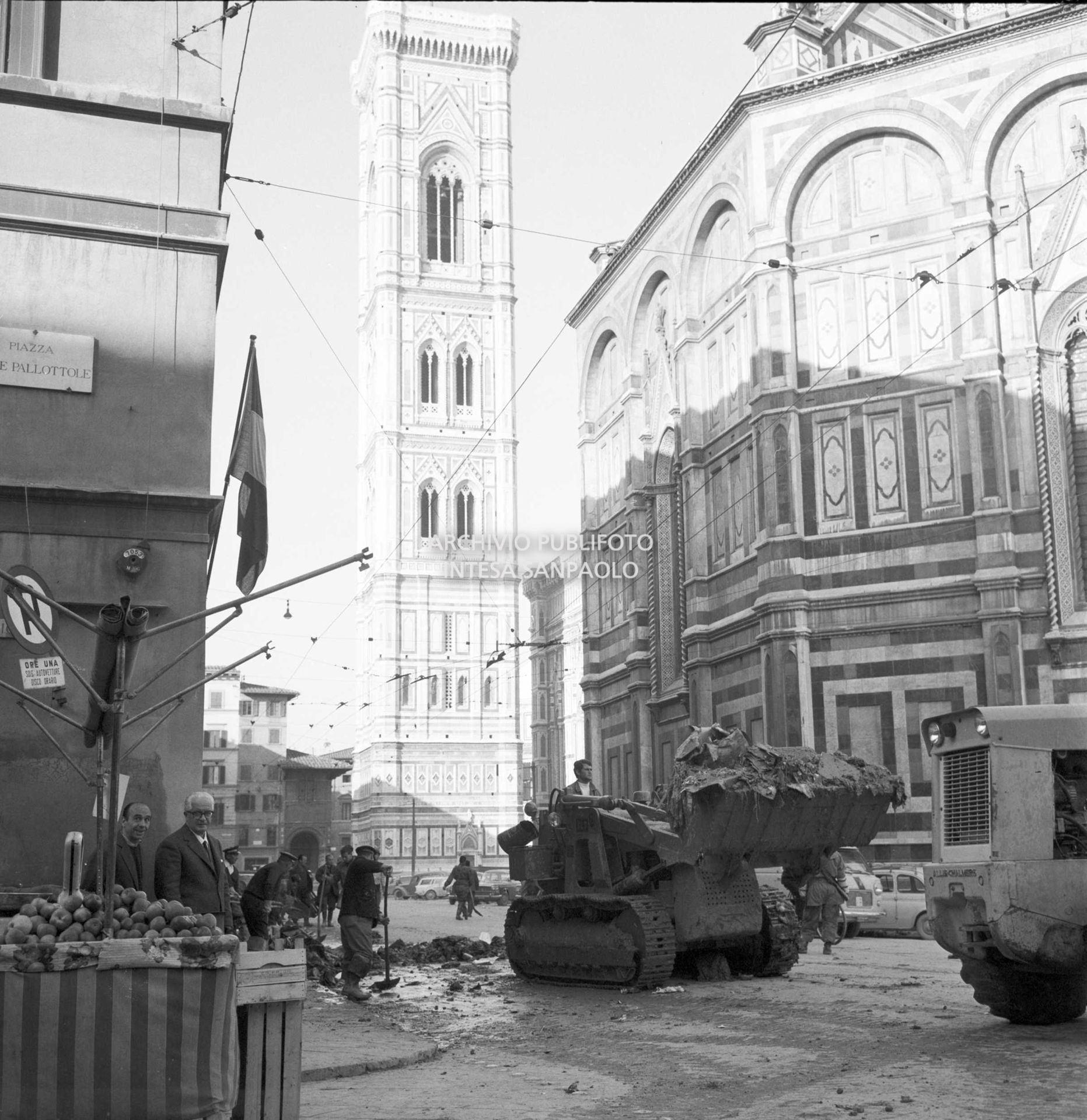 Alluvione di Firenze: rimozione di fango e detriti in piazza del Duomo