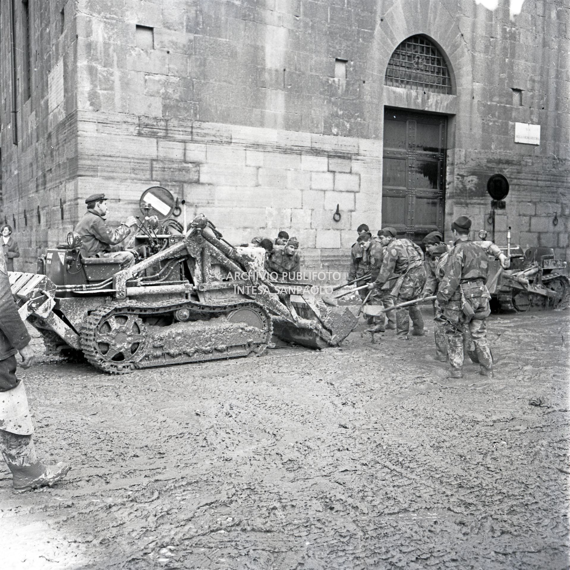 Militari al lavoro nelle vie di Firenze dopo lo straripamento del fiume Arno