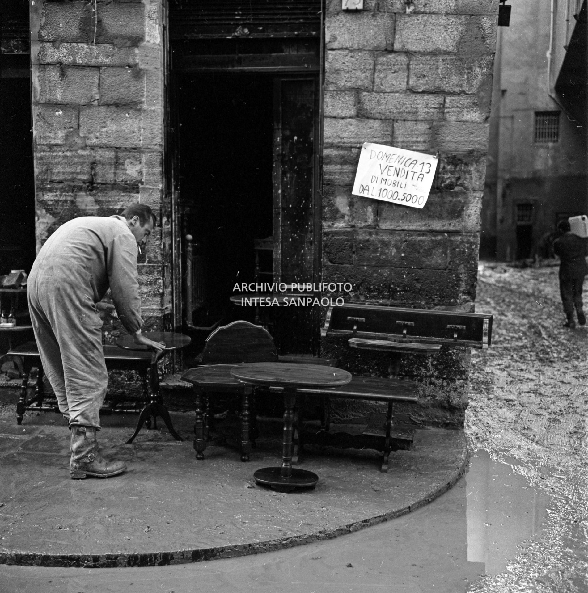 Mobilio in vendita in una strada di Firenze dopo lo straripamento del fiume Arno