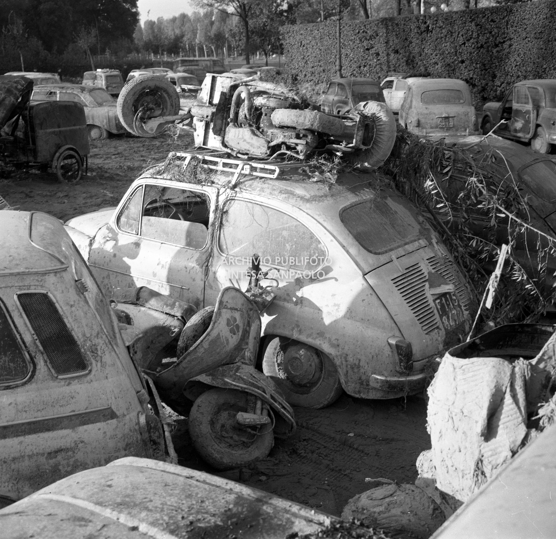 Automezzi e motocicli ammassati dopo lo straripamento del fiume Arno a Firenze