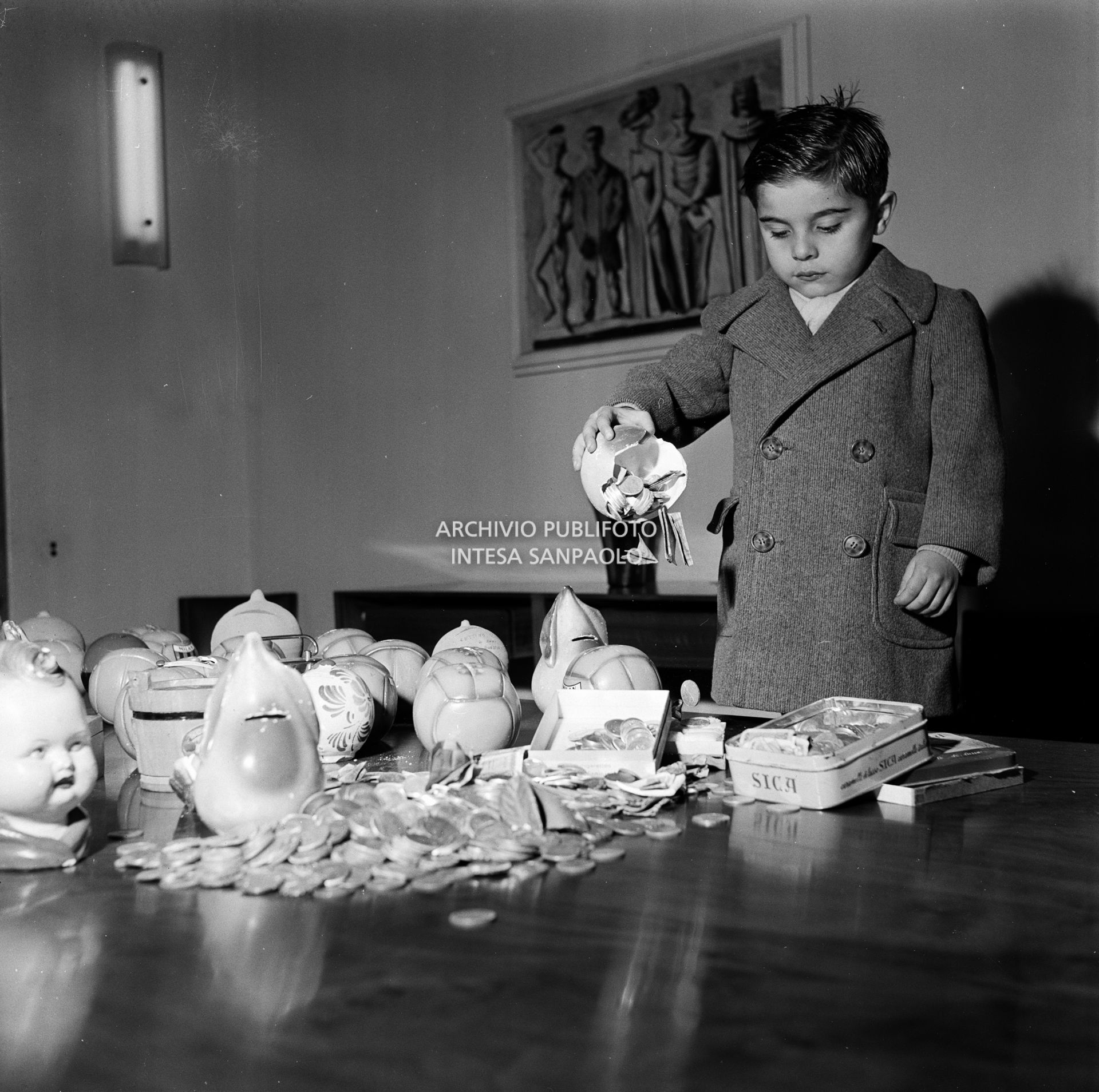 Un bambino rompe il proprio salvadanaio per donare i suoi risparmi agli alluvionati del Polesine