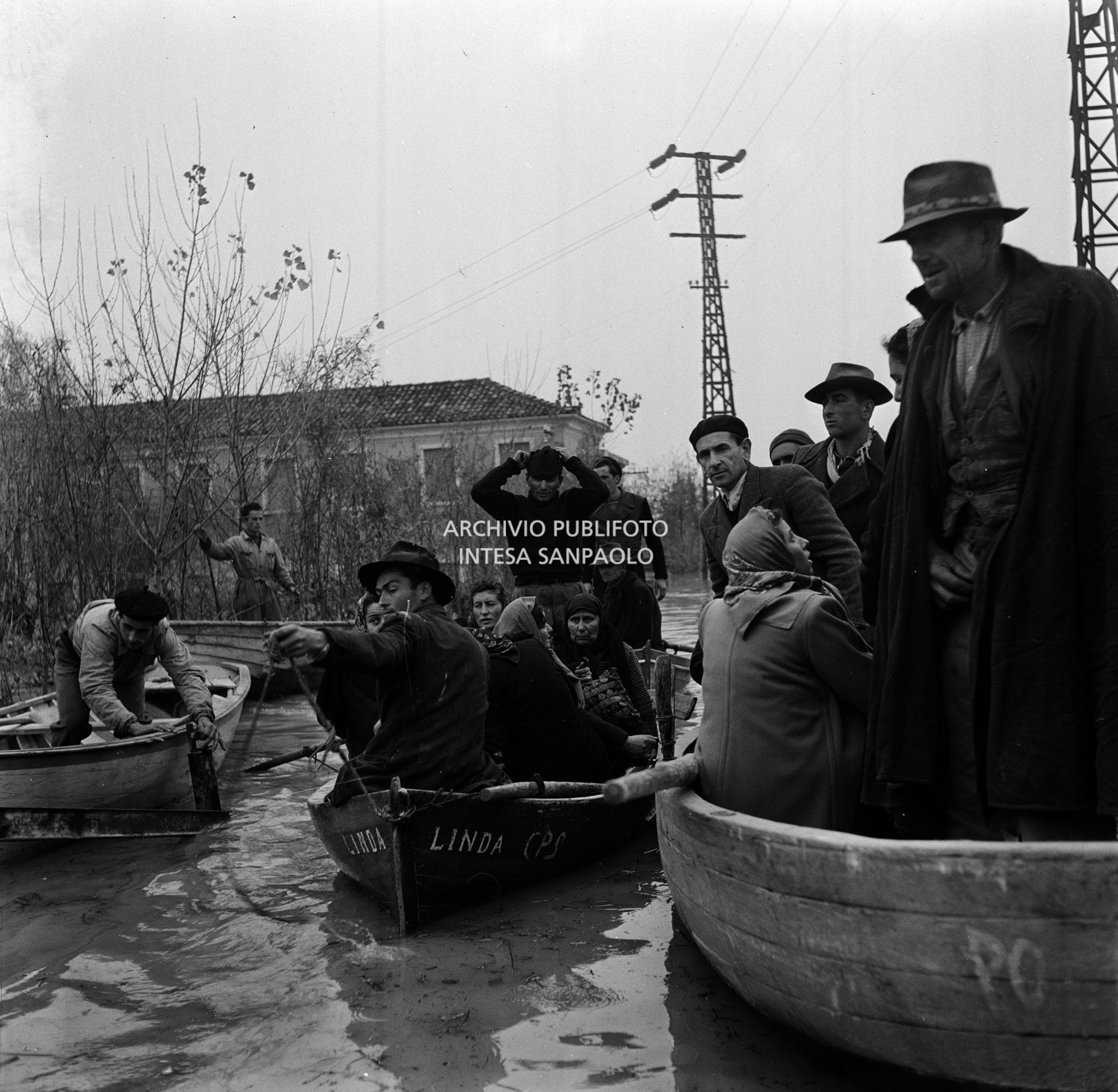 Rovigo alluvionata: alcuni sfollati su delle barche