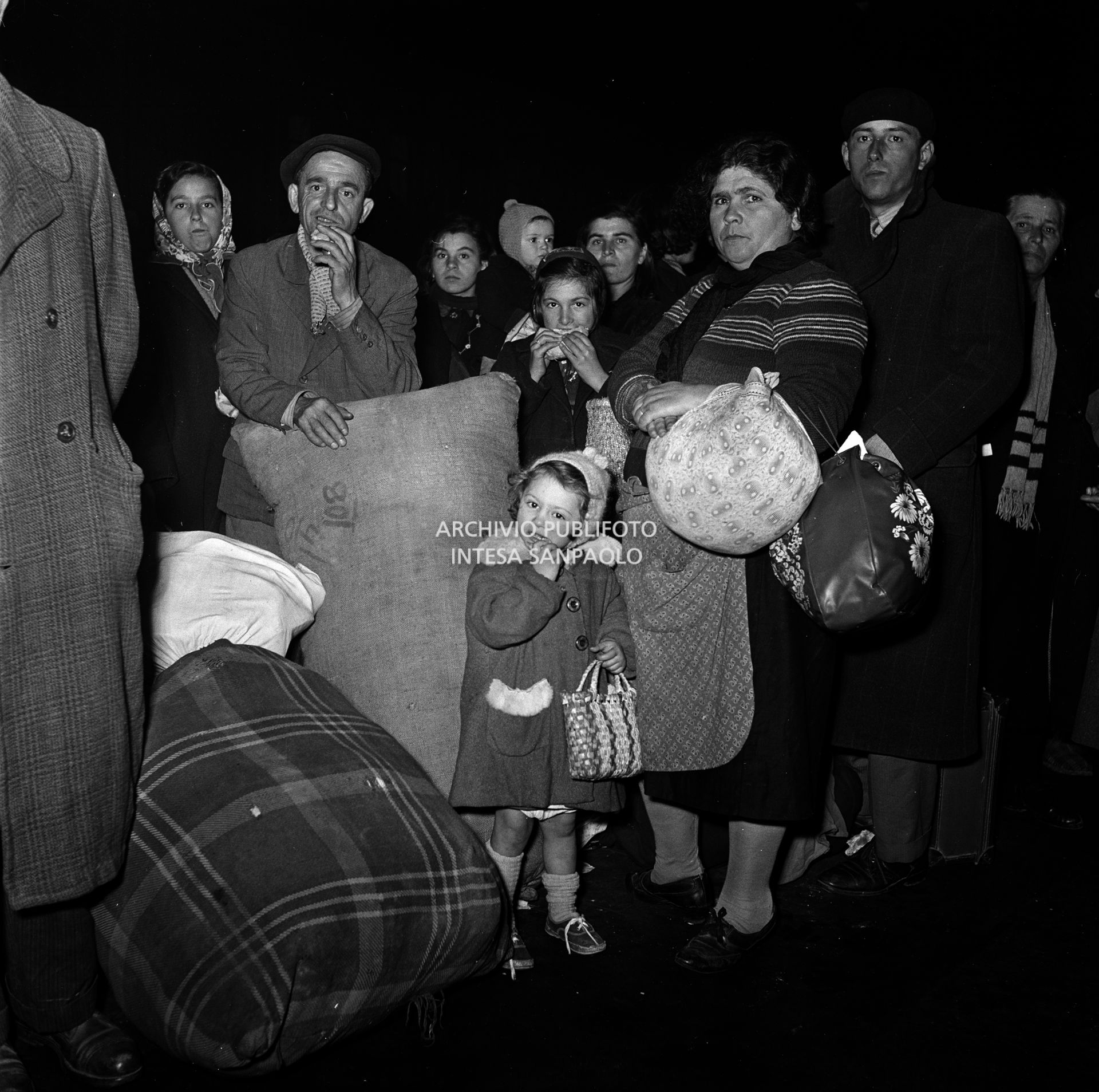 Un gruppo di sfollati arrivati dal Polesine alla Stazione Centrale di Milano