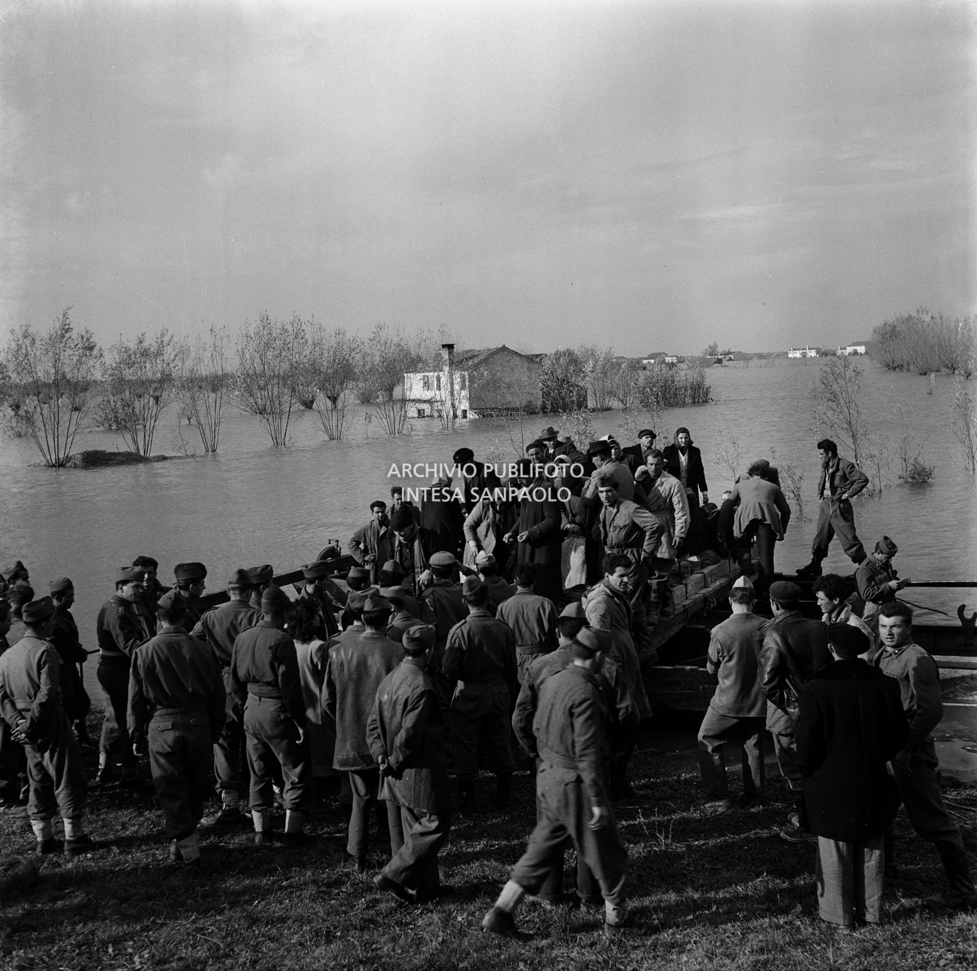 Gruppo di alluvionati e militari, a Corbola, nel Polesine