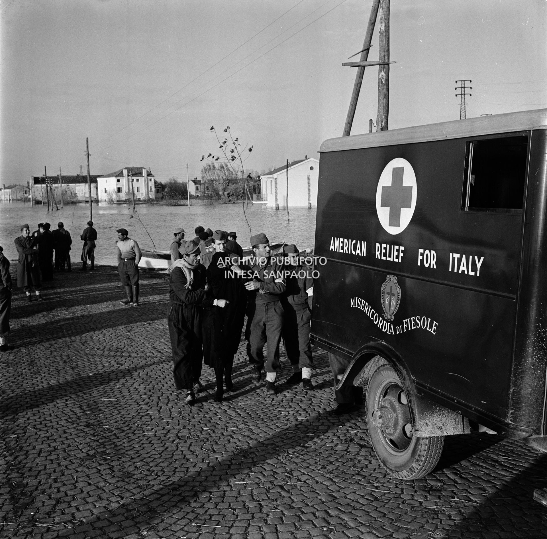 Alluvionati a Corbola, nel Polesine, soccorsi da militari americani