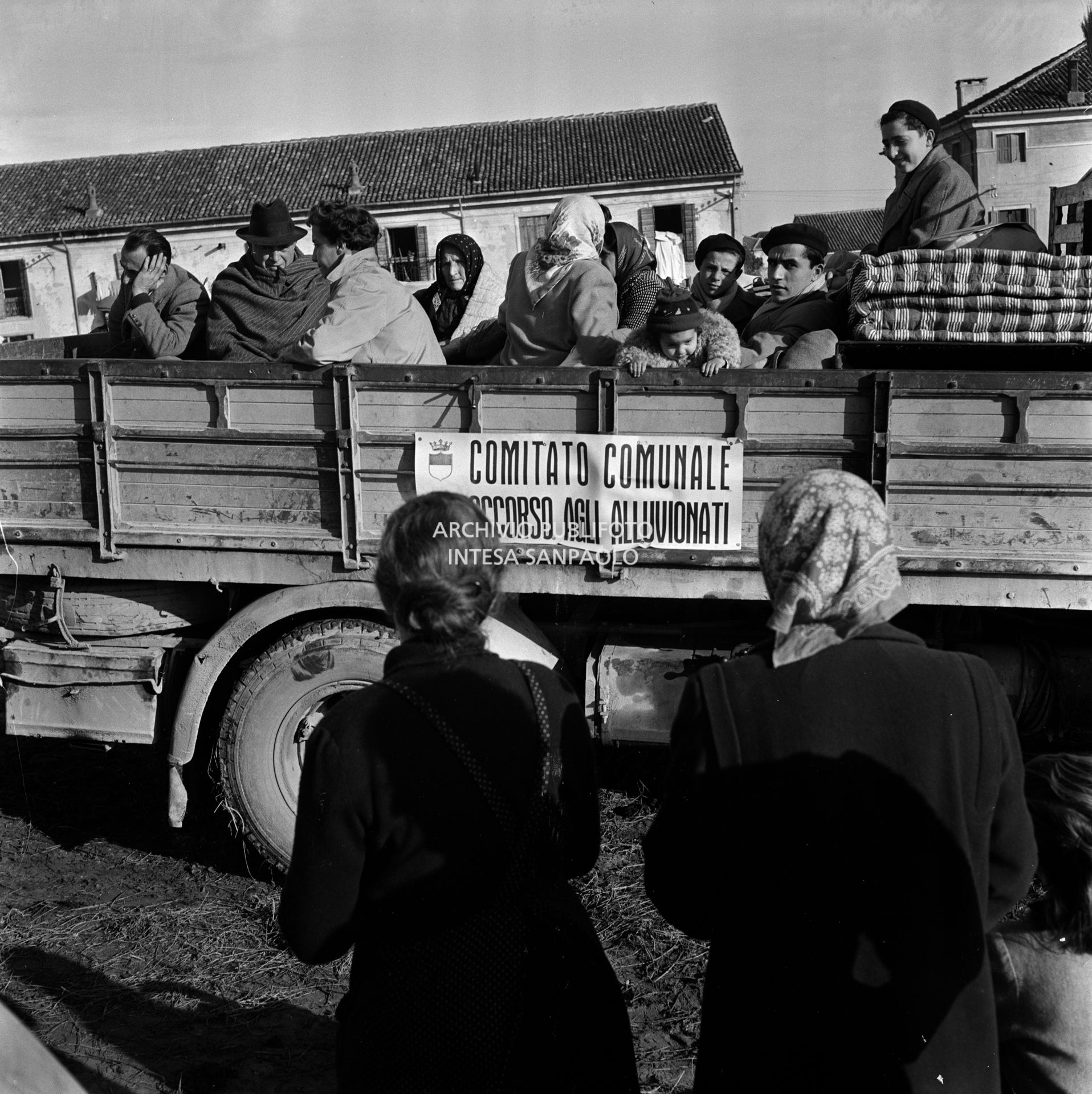 Un gruppo di alluvionati trasportati nel cassone di un camion a Corbola, nel Polesine