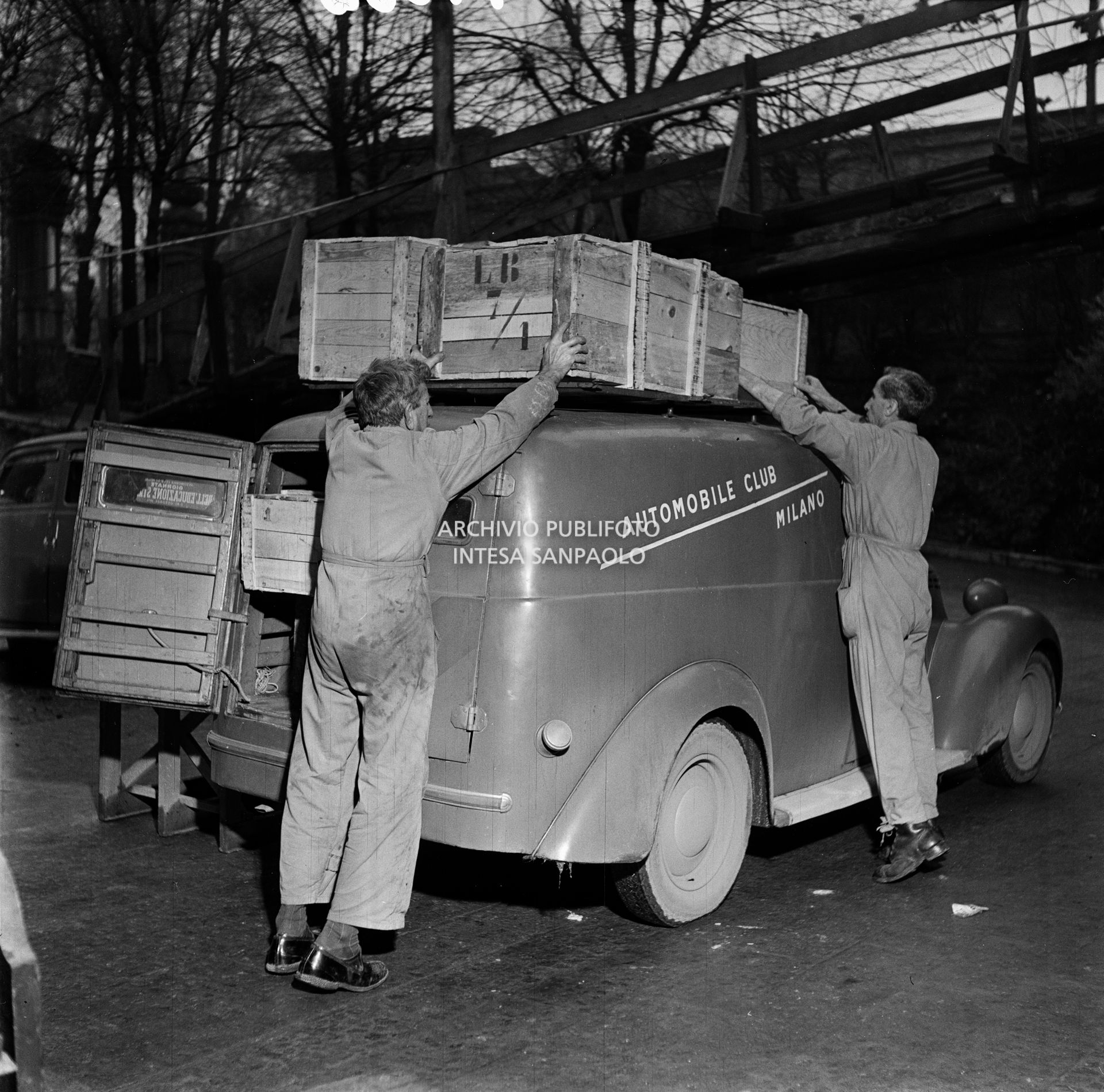 Un furgone dell'Automobile Club Milano viene caricato con gli aiuti per gli alluvionati del Polesine