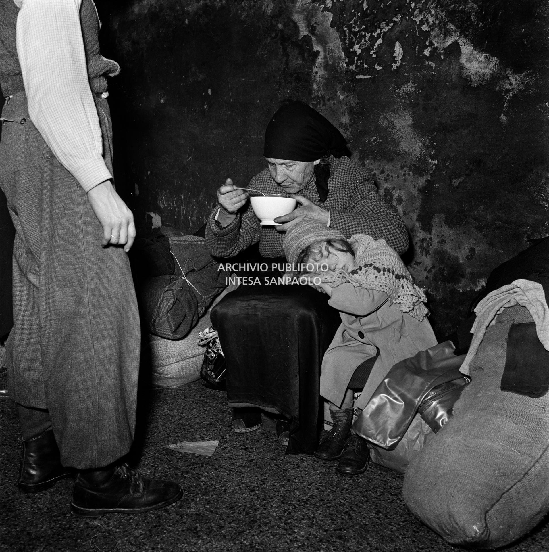 Una donna e una bambina, sfollate dal Polesine, alla Stazione Centrale di Milano