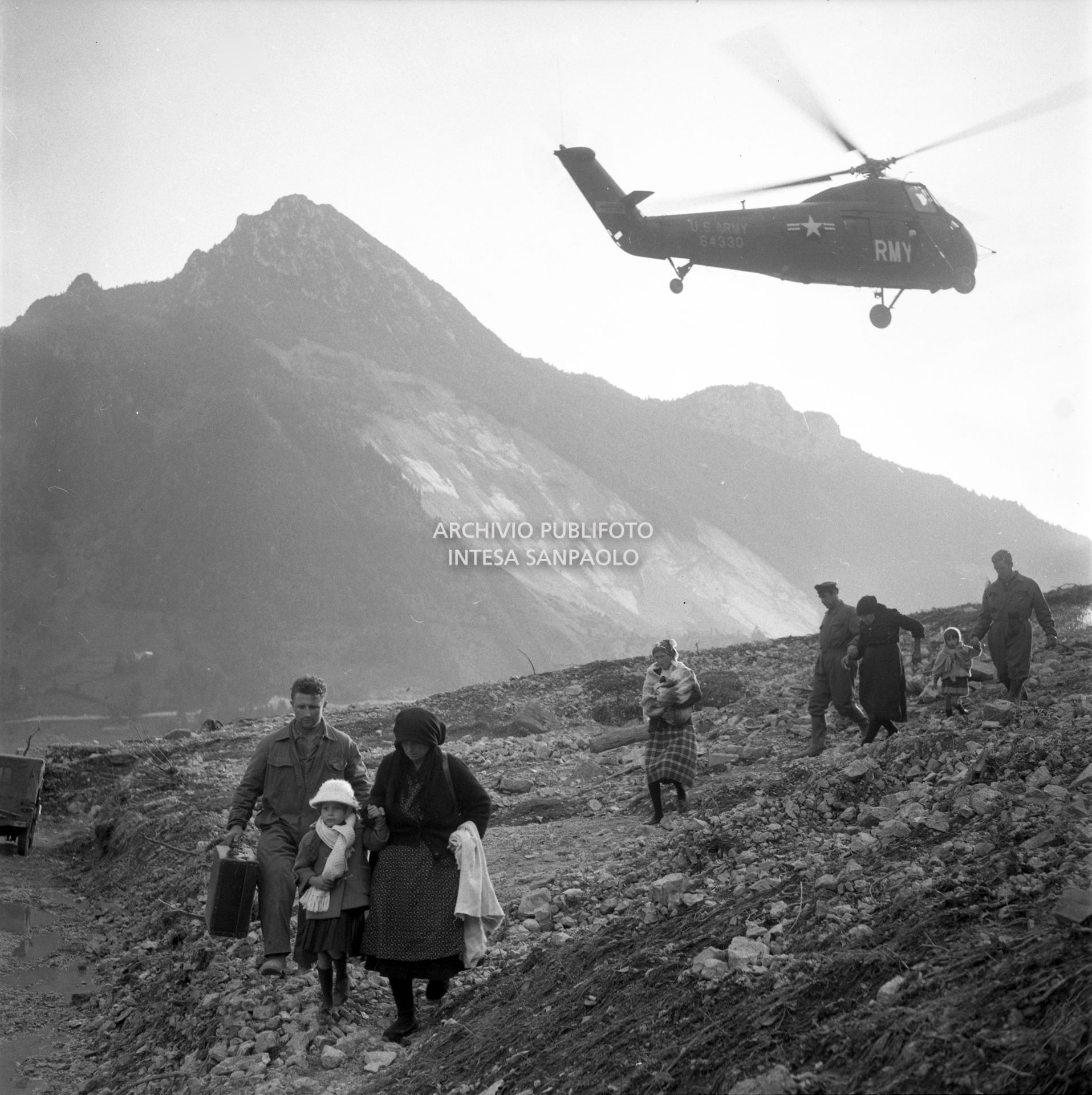 Disastro del Vajont: un elicottero e alcuni scampati alla sciagura nel luogo dell'inondazione