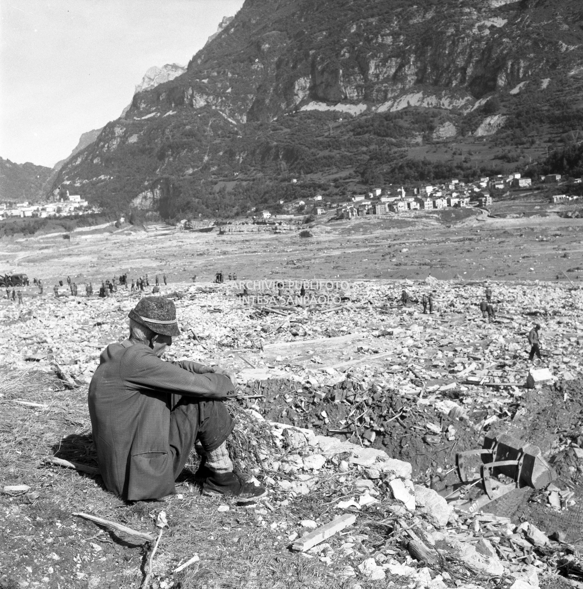 Disastro del Vajont: un uomo osserva i danni causati dall'inondazione