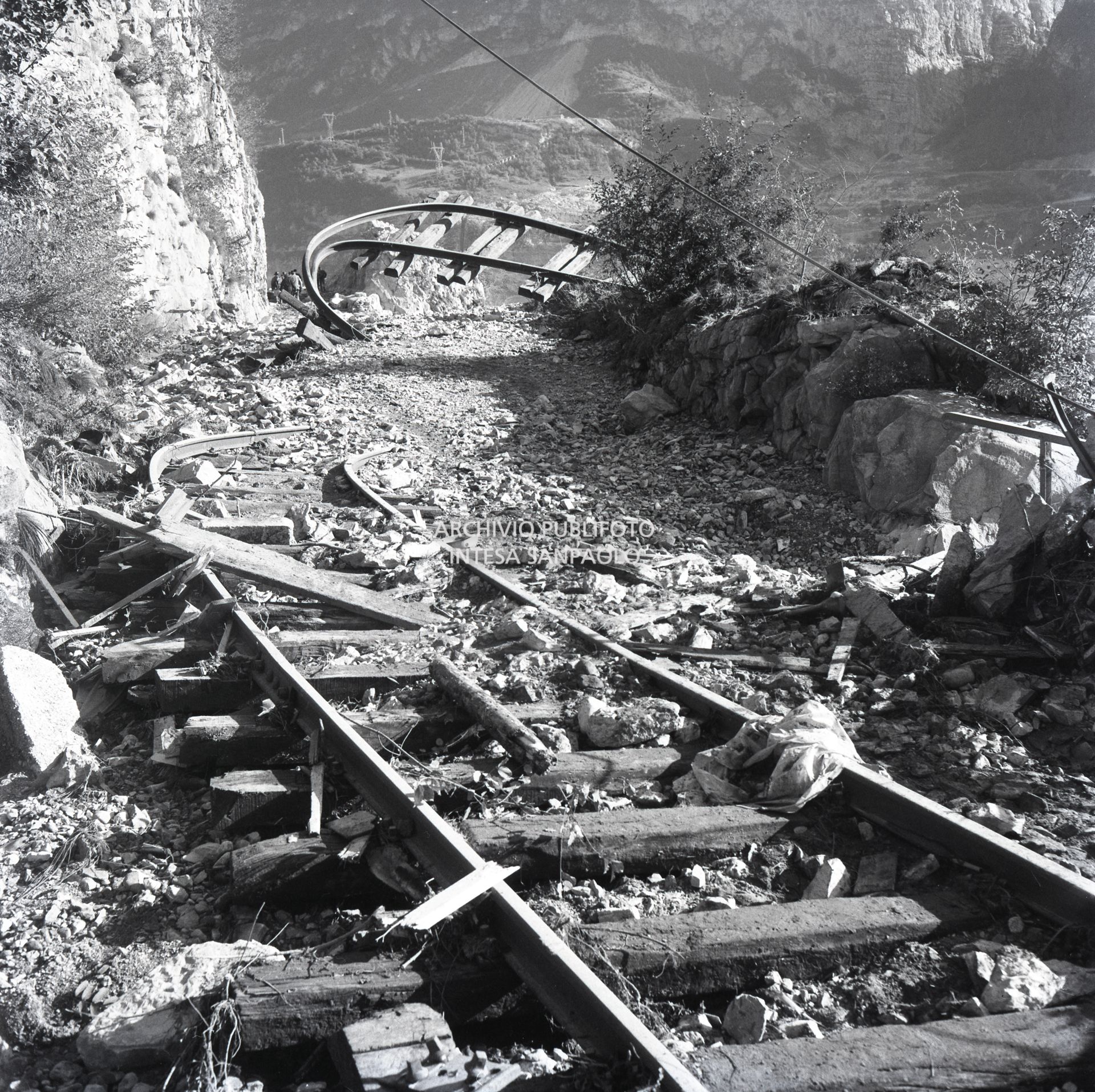 Disastro del Vajont: particolare di rotaie distrutte