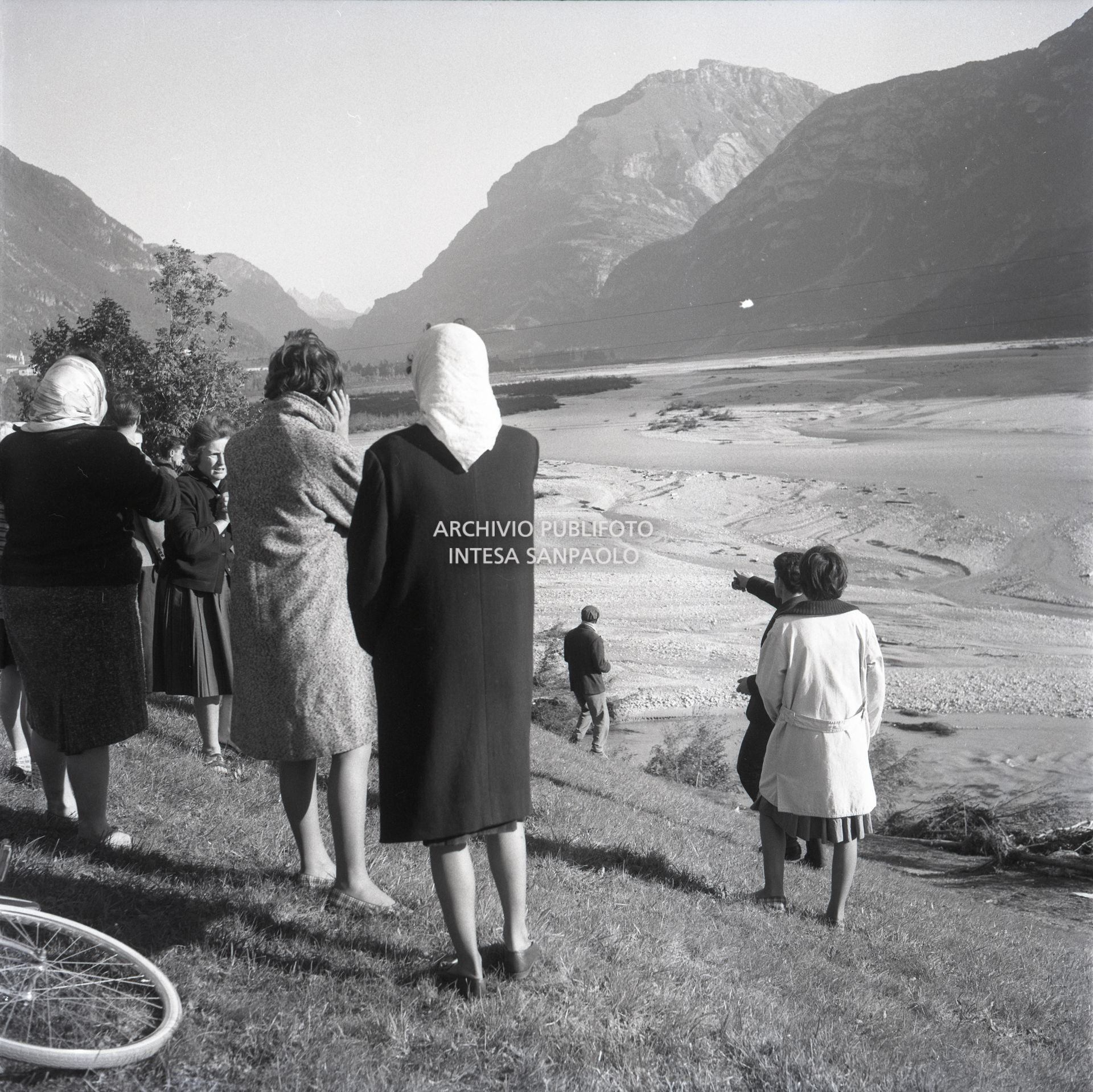 Disastro del Vajont: scampati alla sciagura osservano i danni causati dall'inondazione