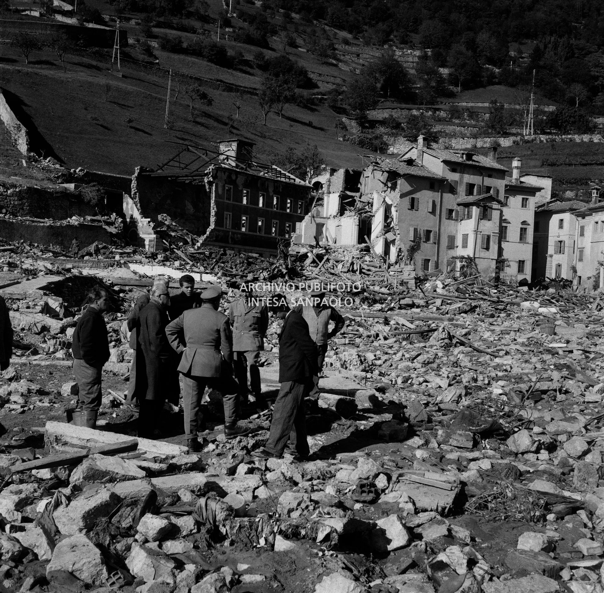 Disastro del Vajont: gruppo di persone vicino a uno dei paesi colpiti dall'inondazione