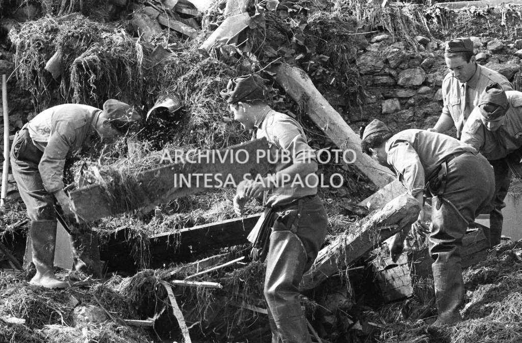 Disastro del Vajont: militari lavorano per scavare tra le macerie
