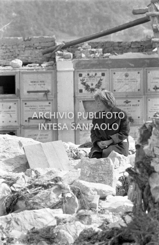 Disastro del Vajont: una donna seduta nel cimitero di Pirago di Longarone