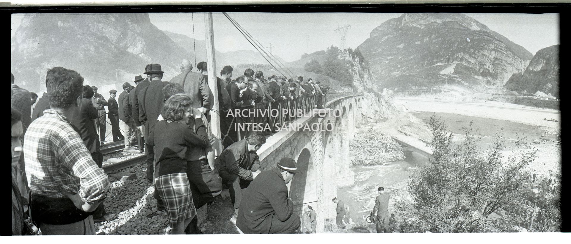 Disastro del Vajont: una piccola folla su un ponte ferroviario