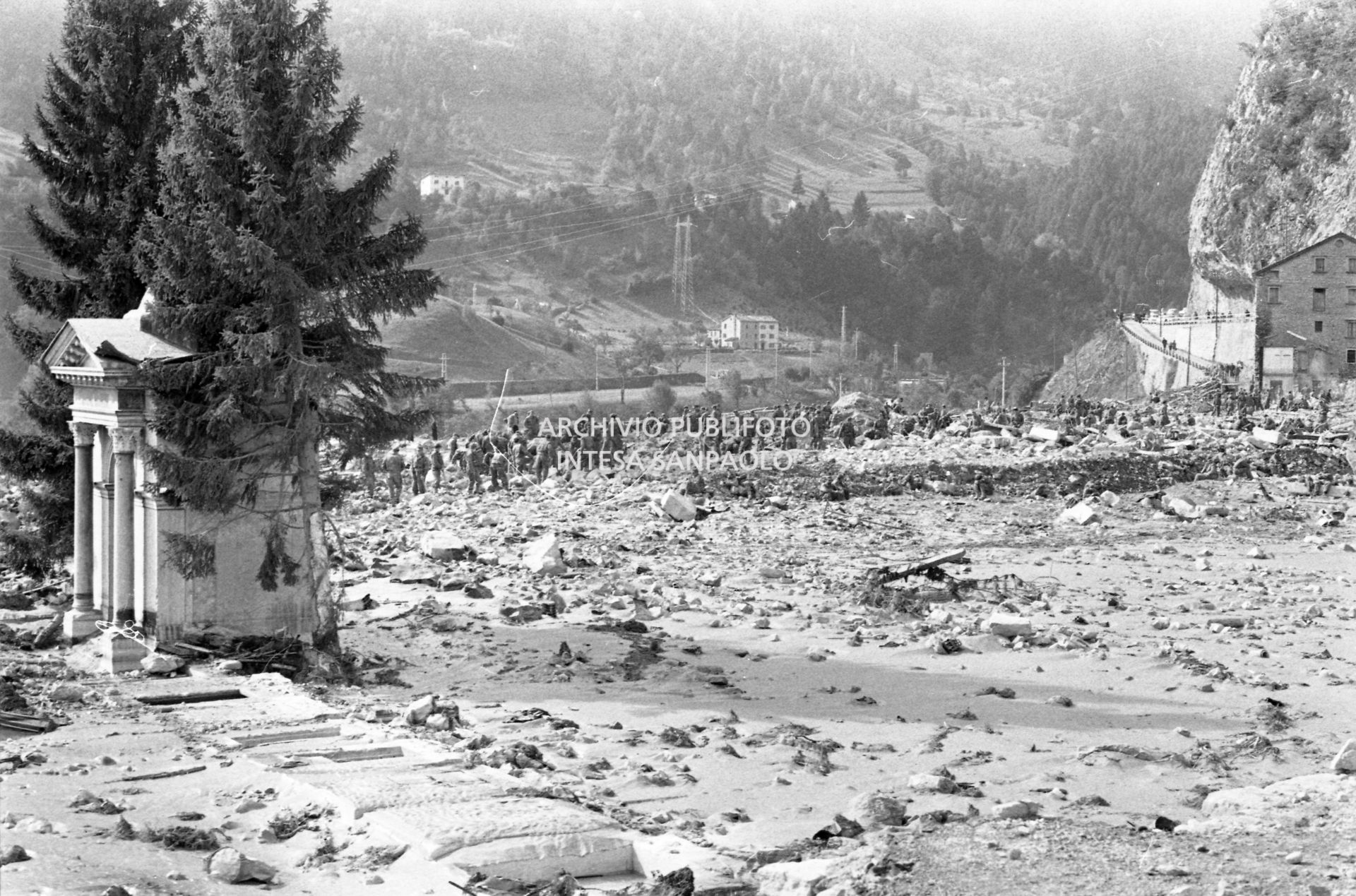 Disastro del Vajont: militari al lavoro nel luogo colpito dall'inondazione