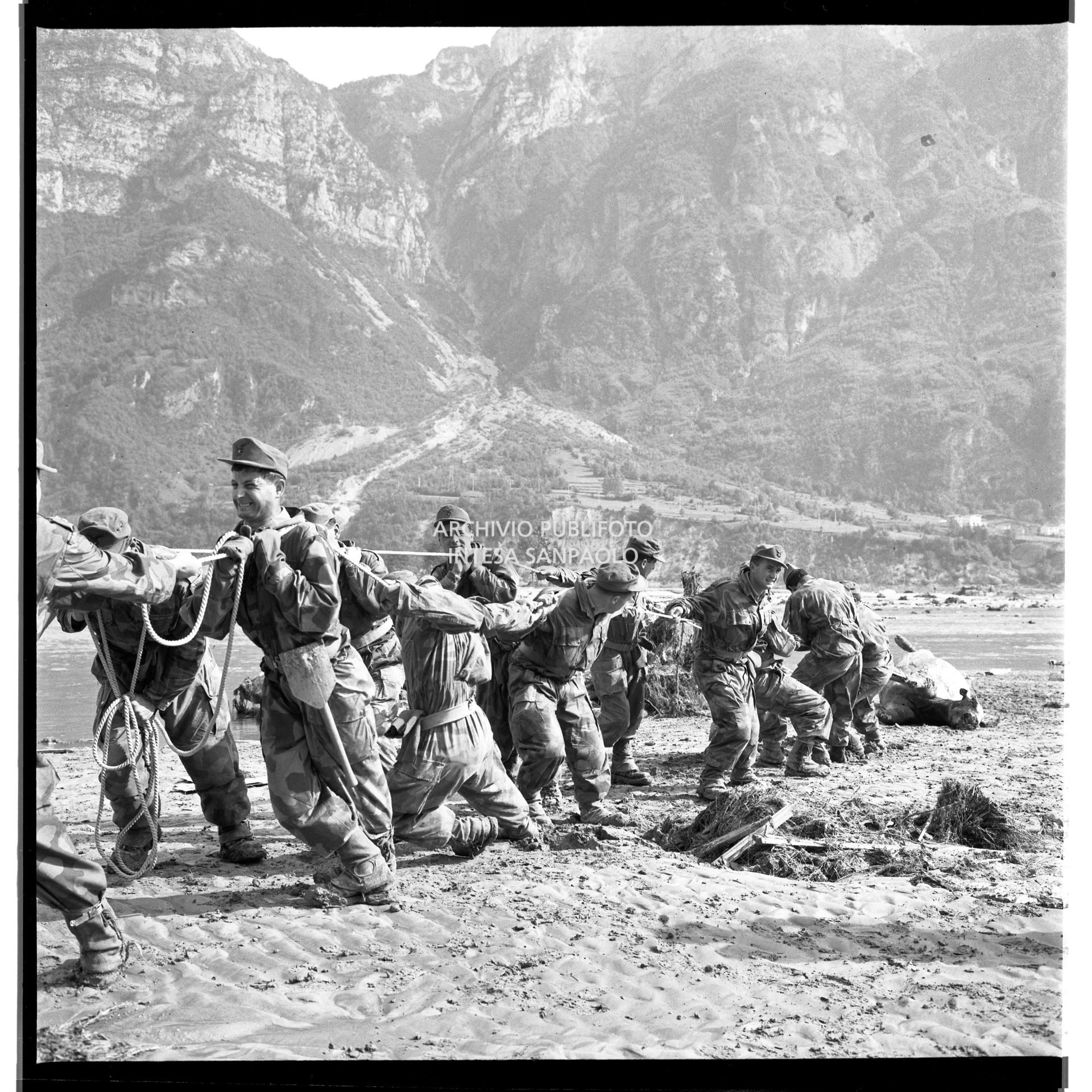 Disastro del Vajont: un gruppo di militari al lavoro per rimuovere le carcasse di animali morti durante l'inondazione