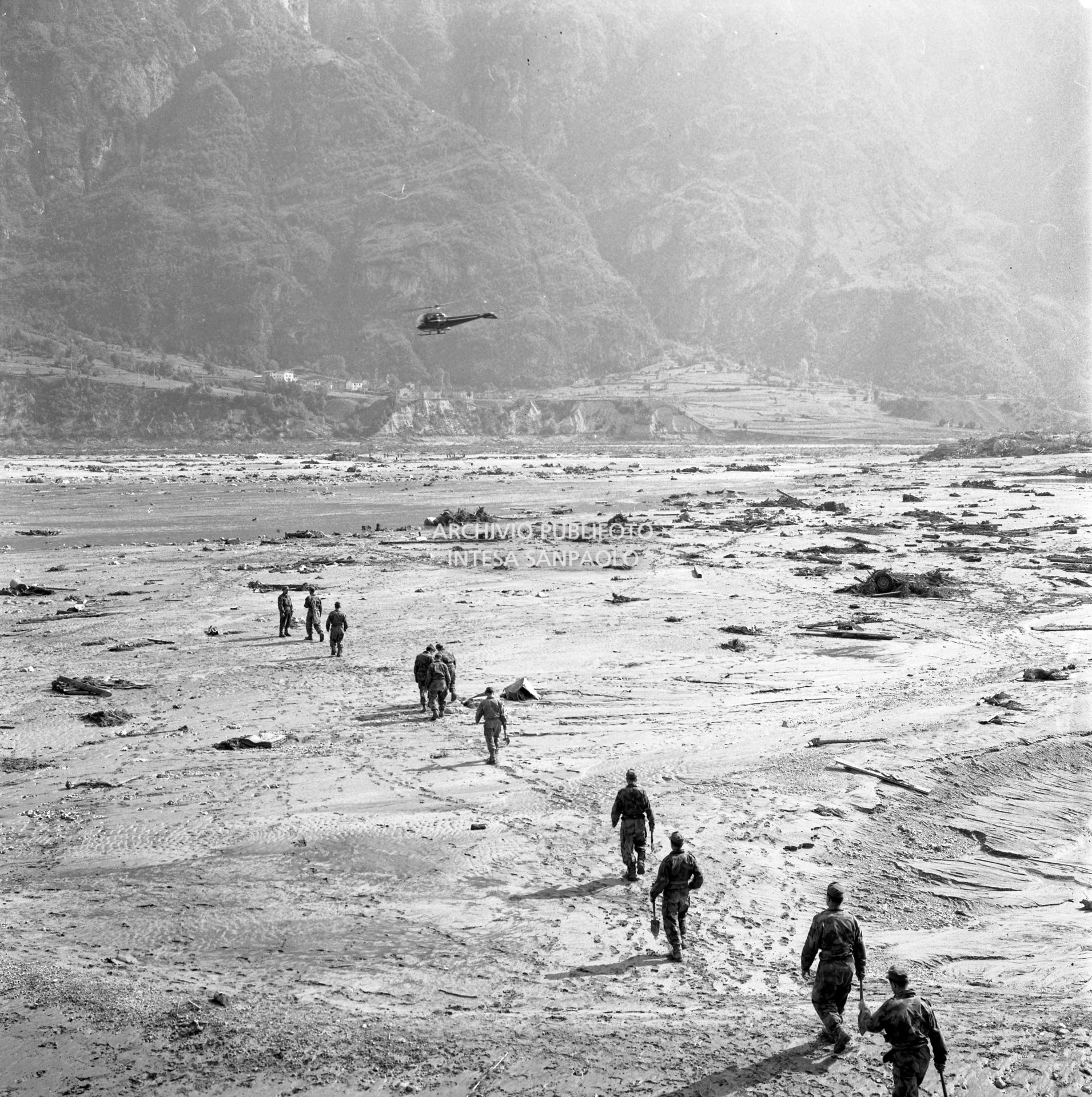 Disastro del Vajont: militari al lavoro sul luogo dell'inondazione