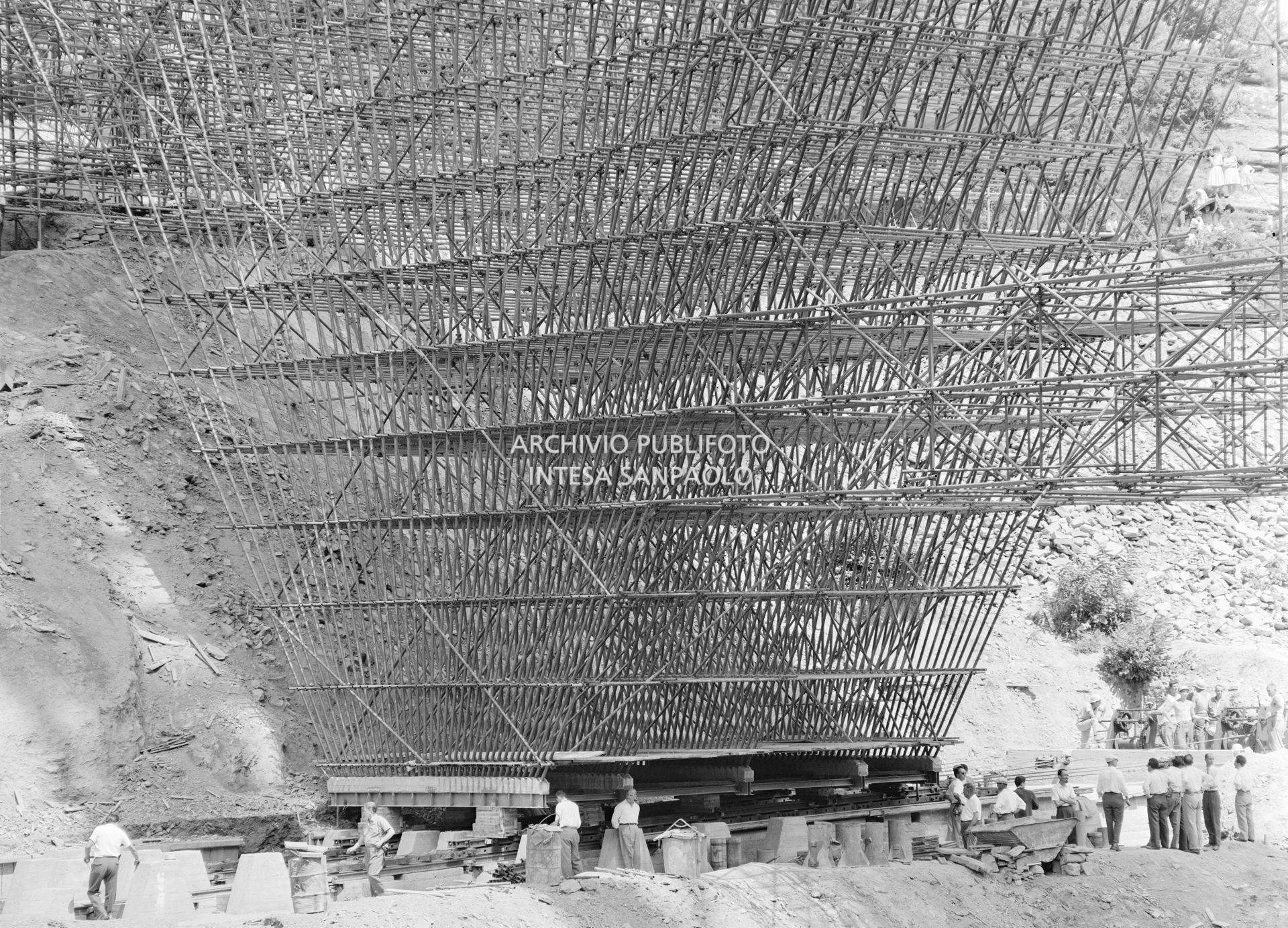 Lavori per la costruzione del viadotto Biscione (Bologna-Firenze): particolare della centina metallica