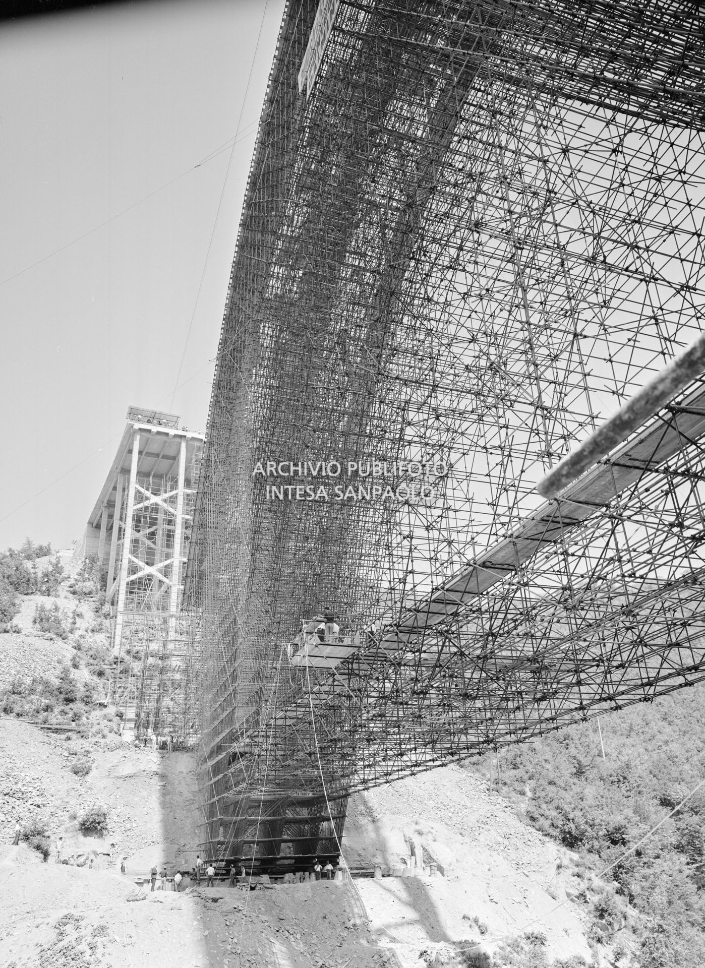 Lavori per la costruzione del viadotto Biscione (Bologna-Firenze): ripresa dal basso dell'arcata centrale