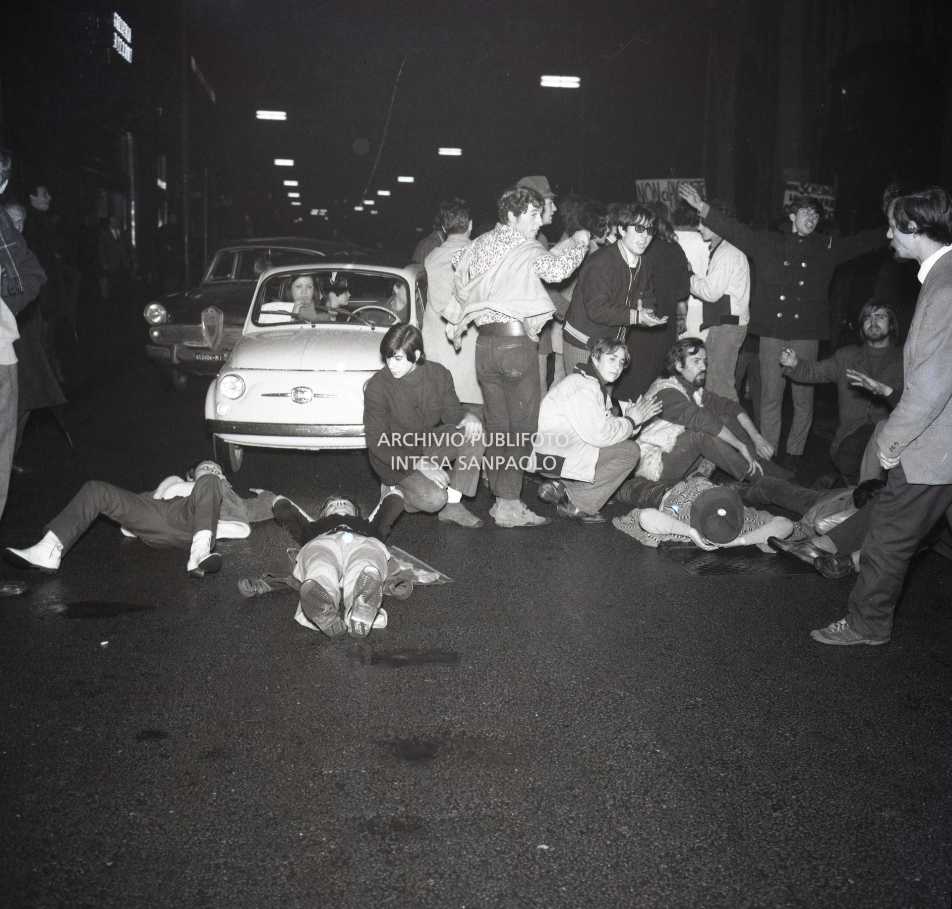Dimostranti in corso Matteotti a Milano durante una manifestazione