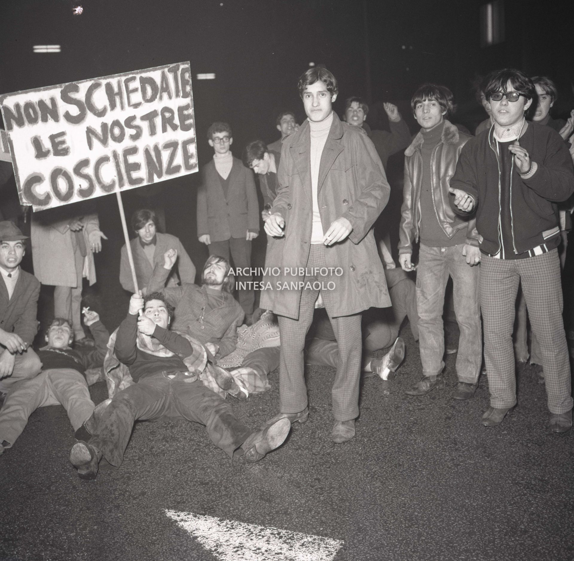 Dimostranti in corso Matteotti a Milano durante una manifestazione esibiscono un cartello con lo slogan: " Non schedate le nostre coscienze"