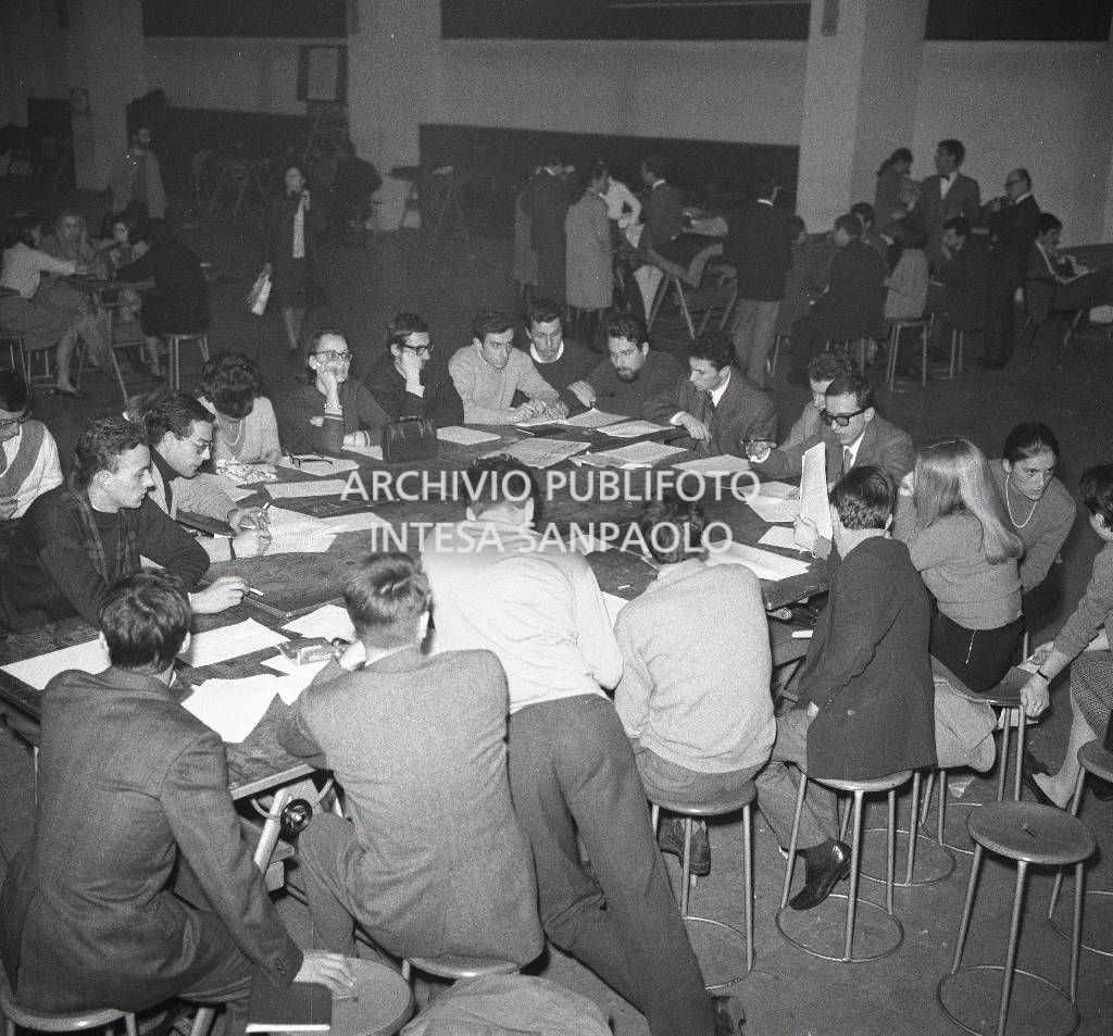 Studenti della Facoltà di architettura del Politecnico di Milano ripresi nel quarantunesimo giorno di occupazione dell'Ateneo<br>728085/5