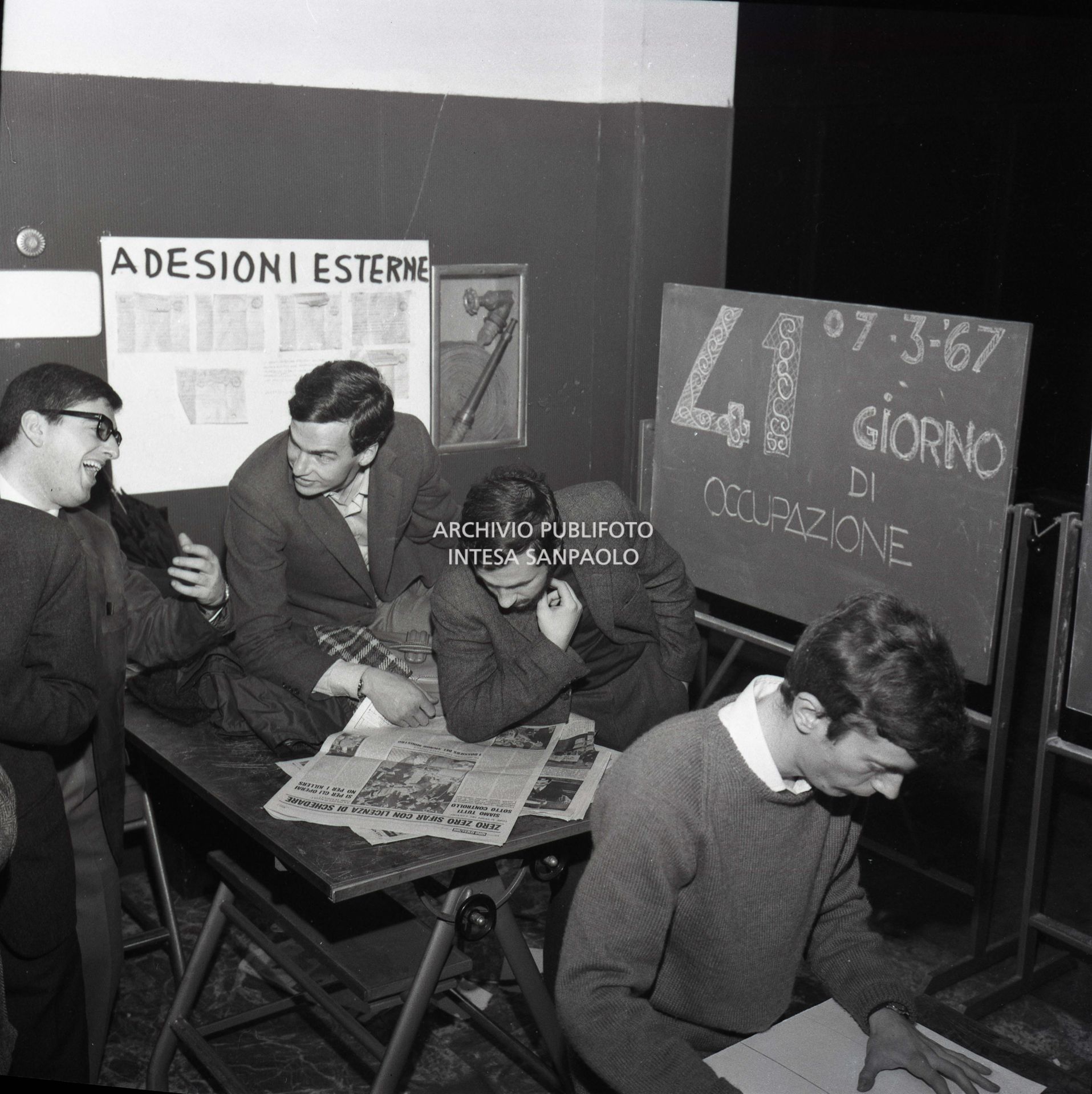 Studenti della Facoltà di architettura del Politecnico di Milano ripresi nel quarantunesimo giorno di occupazione dell'Ateneo