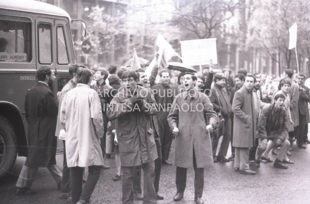 Un momento della manifestazione, organizzata a Milano, contro la guerra in Vietnam<br>728279/6